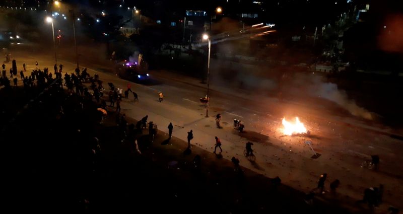 Manifestantes protestan contra la pobreza y la violencia de la policía, en Bogotá, el martes. Imagen tomada de un video subido a redes sociales (Iván Manuel Arango Páez vía Reuters)
