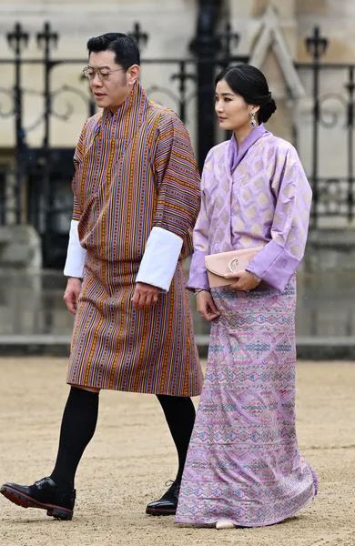  El rey Jigme Khesar Namgyel Wangchuck y la reina Jetsun Pema, de Bhutan, con sus típicos trajes (Getty)