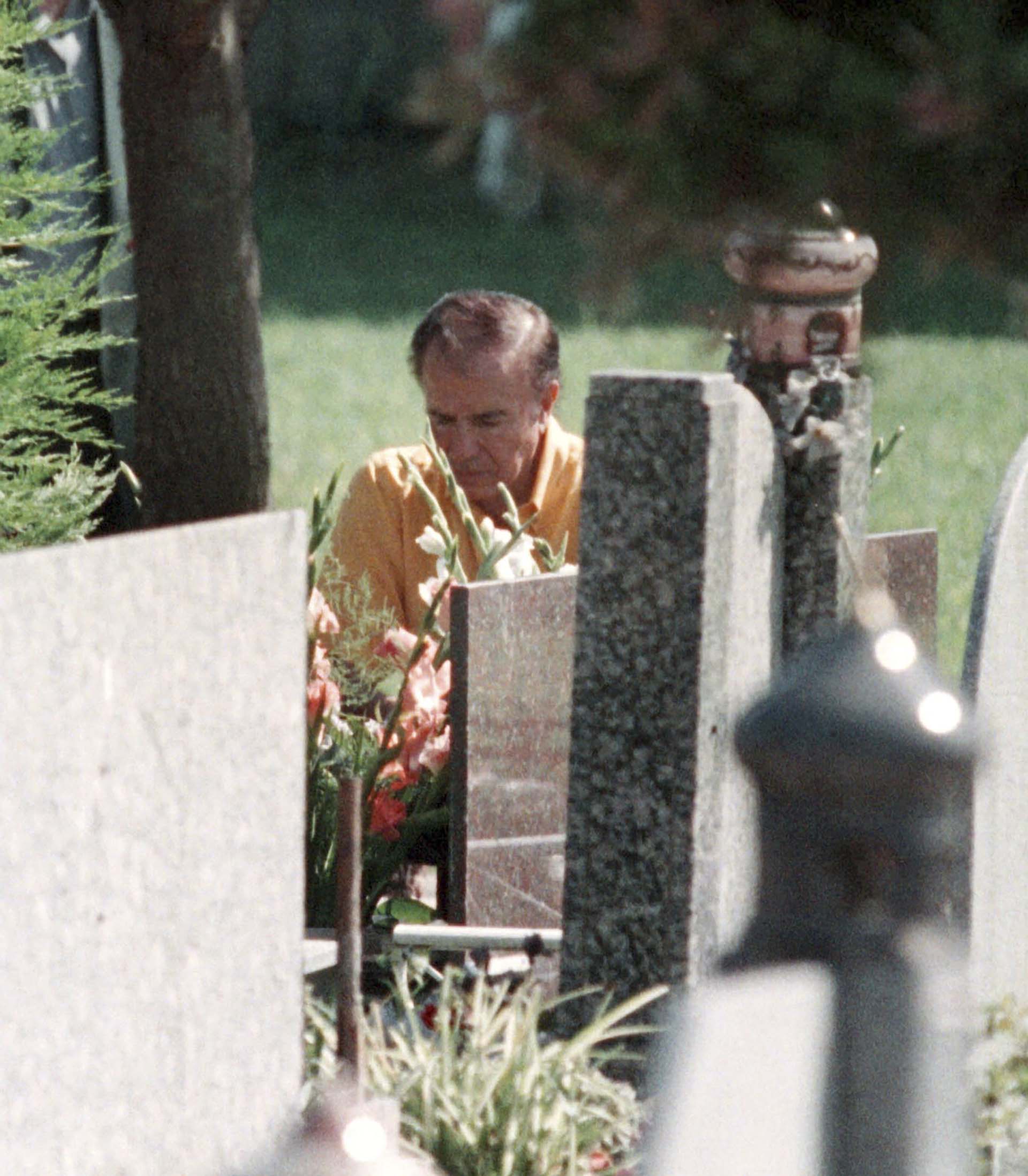 Al celebrarse el décimo sexto aniversario de la muerte de su hijo, Carlos Menem visitó su tumba en el cementerio islámico de San Justo. Por entonces, el ex mandatario aseguró que sabía quienes habían asesinado a su hijo y pidió que se reabriera la causa. Todo un cambio de postura en relación a la muerte de su primogénito