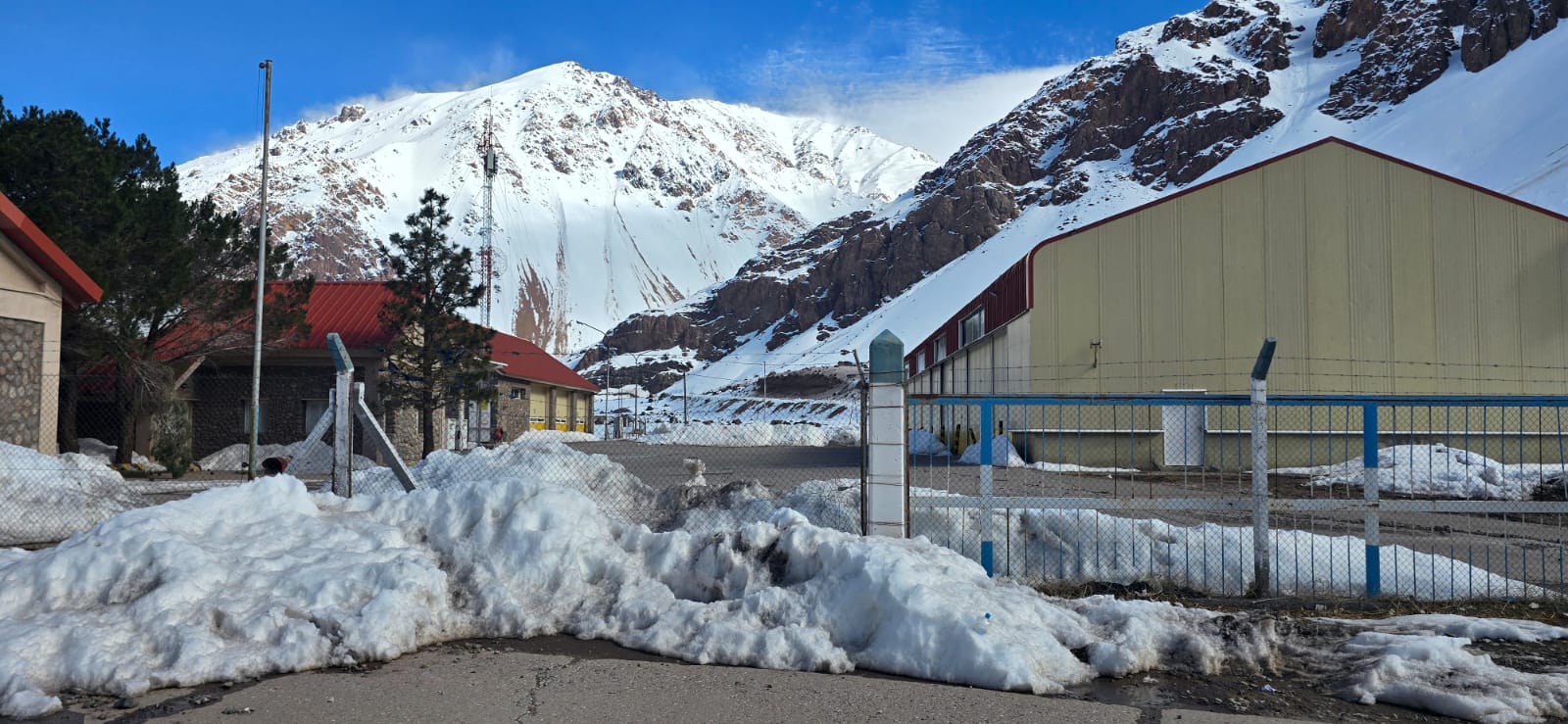 Empresarios critican por inoperante a Vialidad Nacional: el clima mejor&oacute;, pero miles de camiones siguen varados en alta monta&ntilde;a