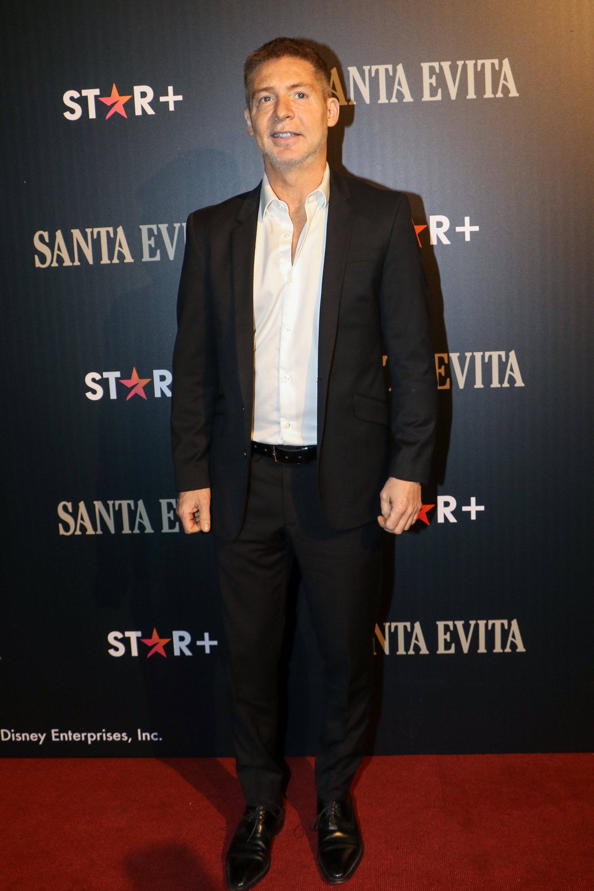 Adrián Suar, con un look clásico black and white, una elección que replicaron la mayoría de los actores