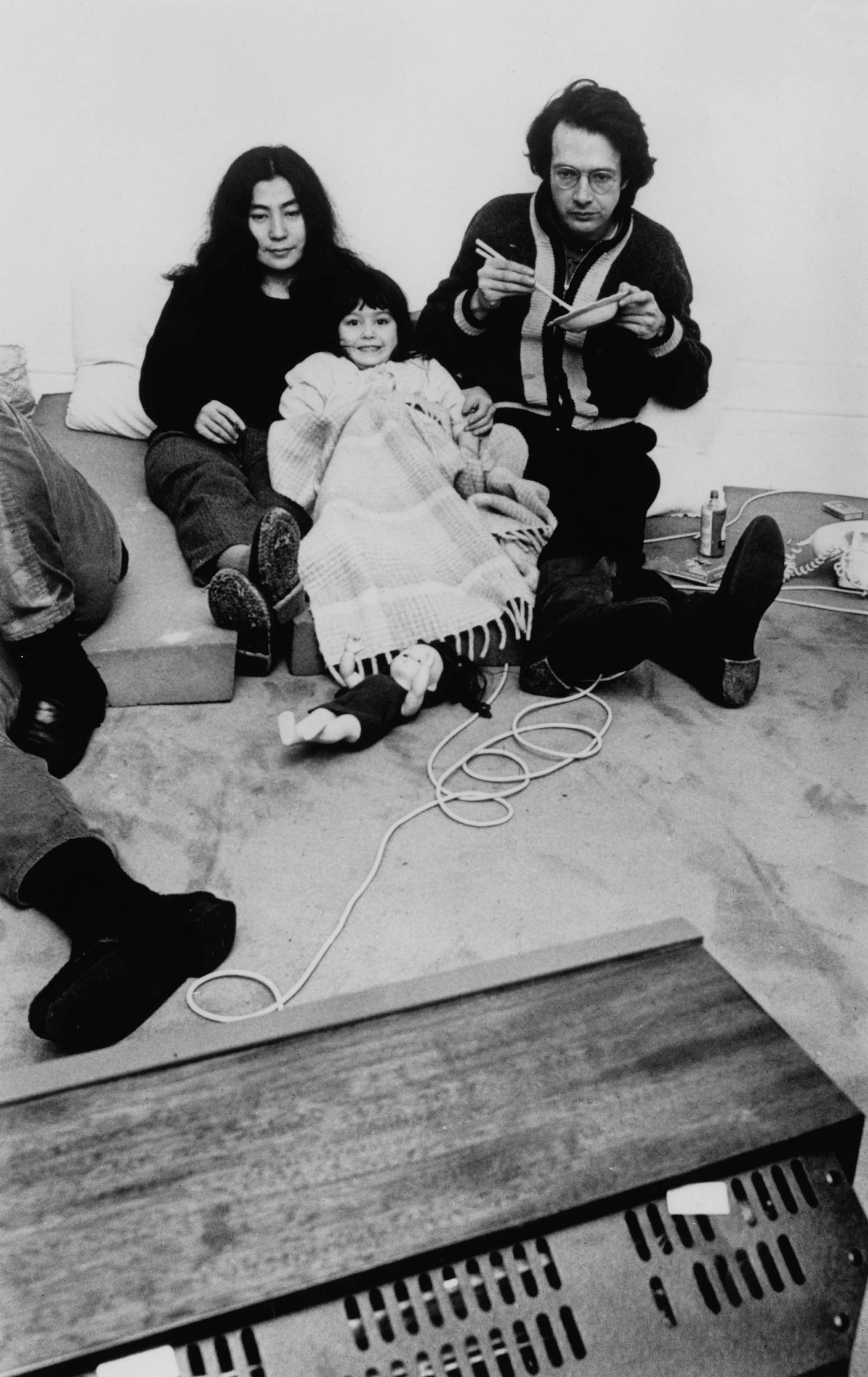Yoko Ono con su marido Tony Cox, productor de cine y músico de Jazz y su hijita Kyoko Chan Cox (Keystone/Hulton Archive/Getty Images)
