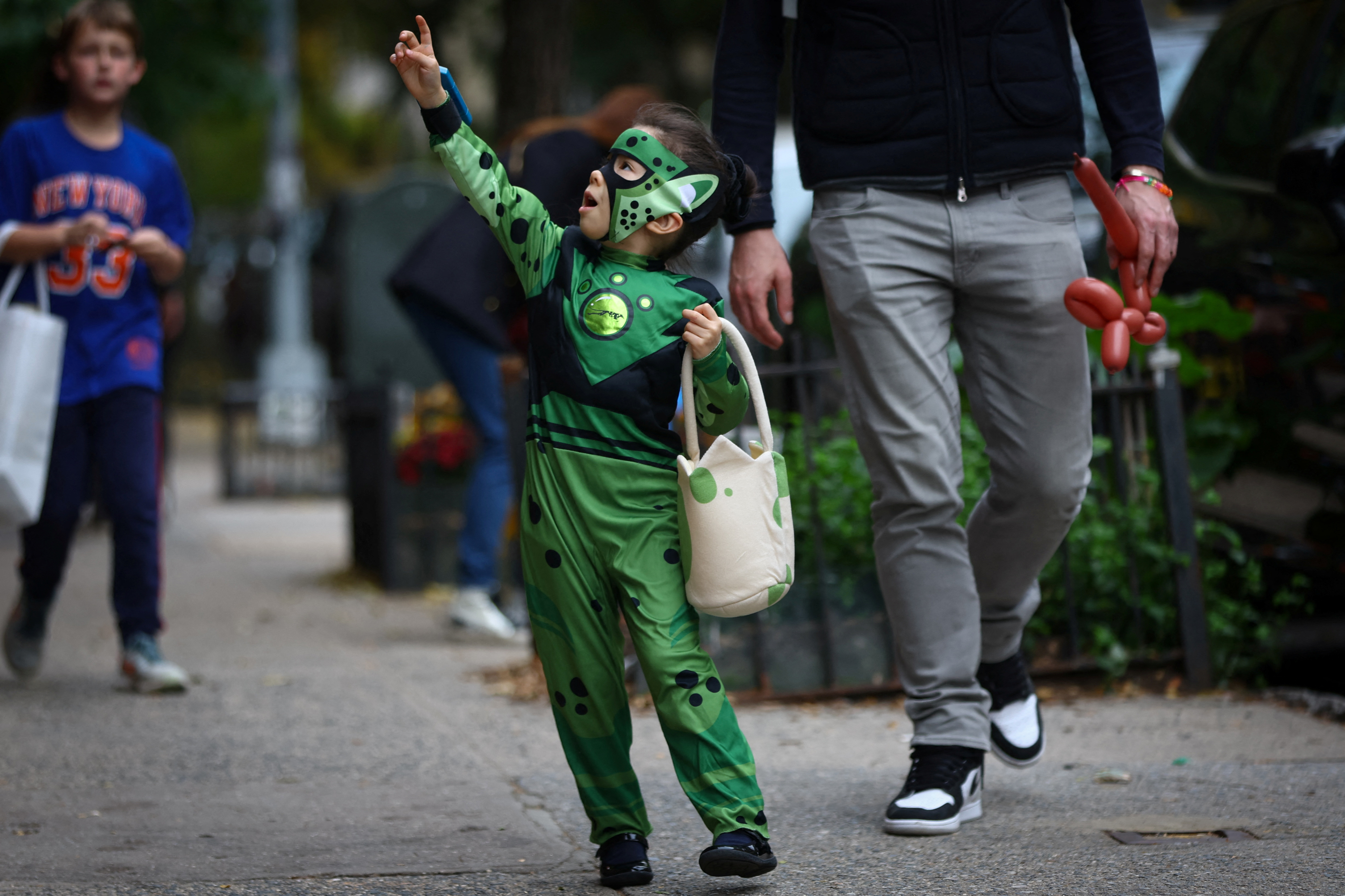 Encontraron hojas de afeitar en dulces que se repartieron a niños en un barrio en Estados Unidos durante Halloween