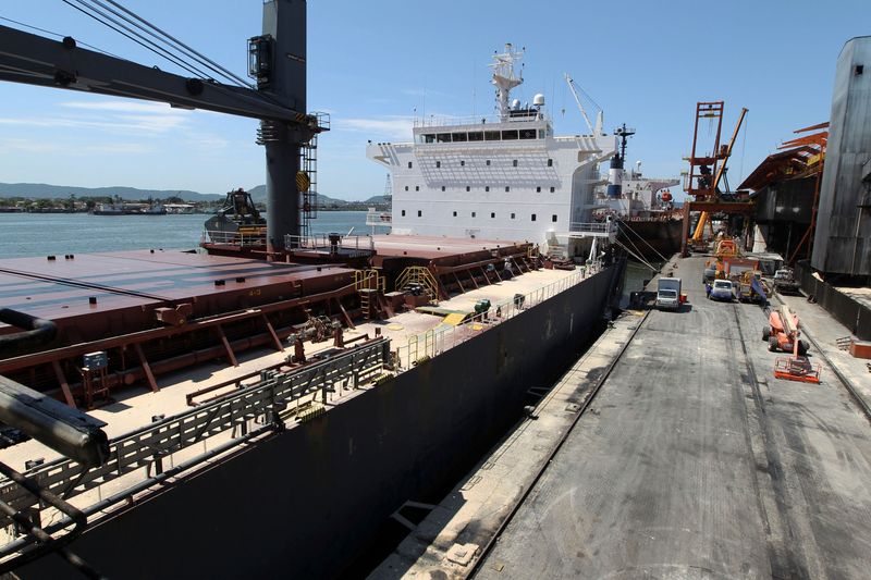 IMAGEN DE ARCHIVO. Un barco cargado con azúcar atracado en el puerto de Santos, Brasil. Febrero 22, 2013. REUTERS/Paulo Whitaker