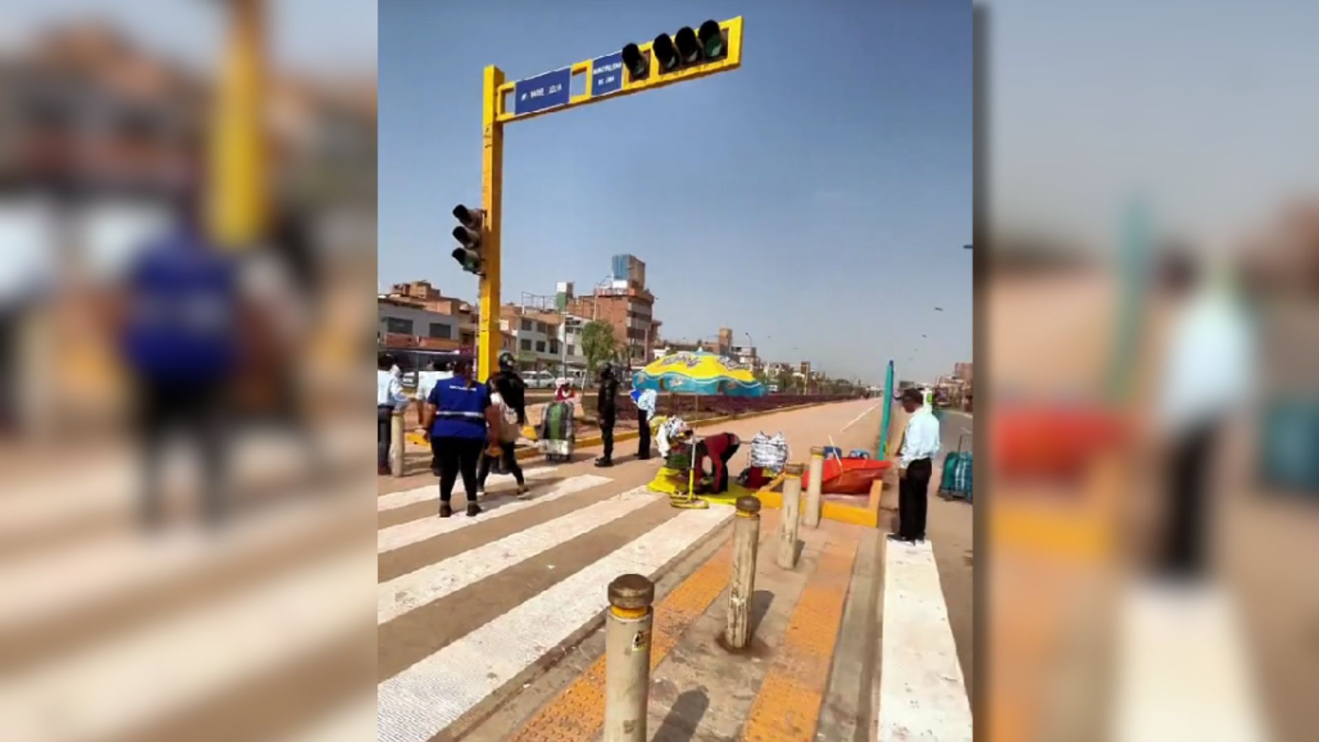 Ambulantes en en la vía del Metropolitano, en Comas. (Emape / Municipalidad de Comas)