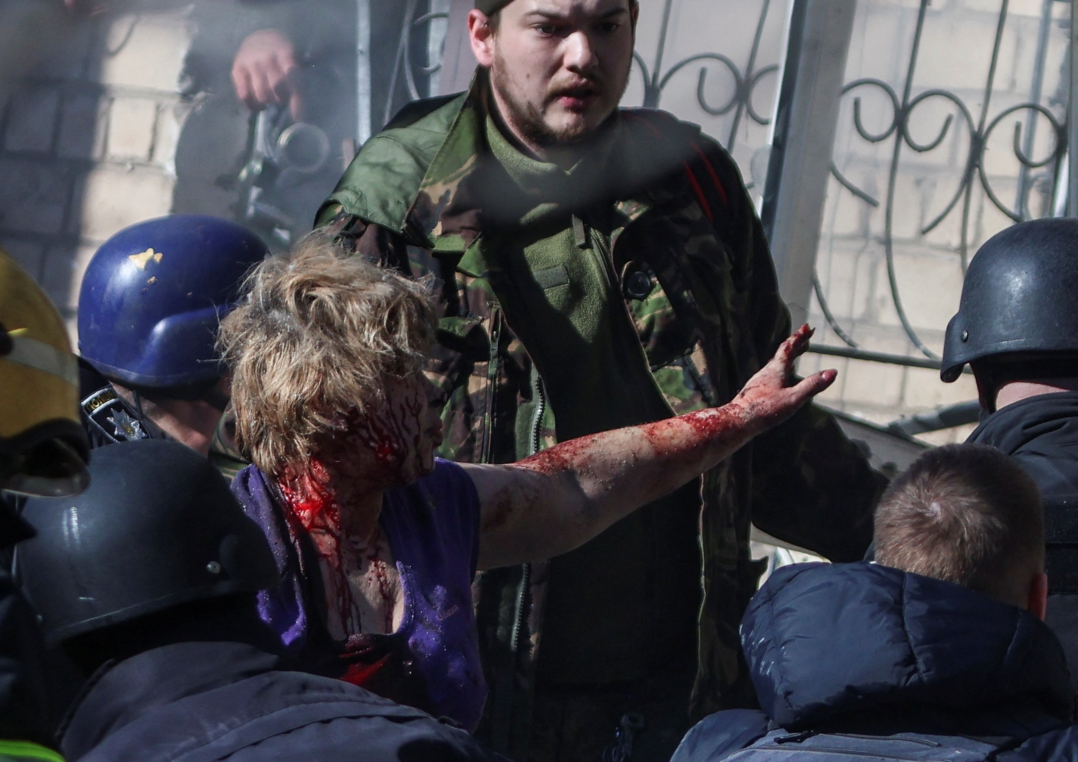 Una mujer herida por el ataque ruso en Kramatorsk es atendida por el personal médico (REUTERS/Yan Dorbronosov)