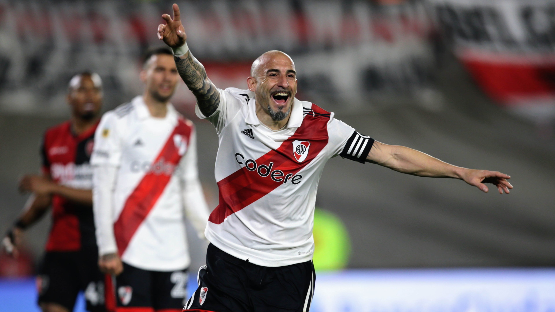 El festejo de gol de Javier Pinola (Fotobaires)