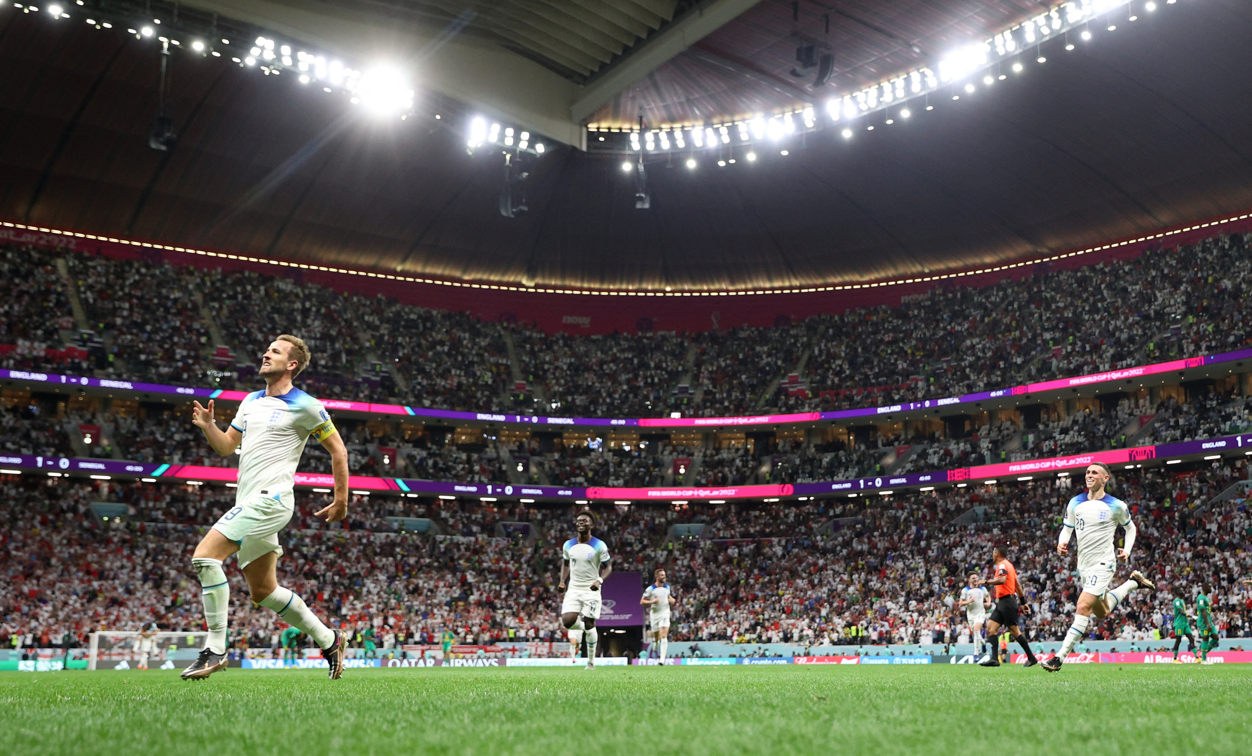 Calcio - Coppa del mondo FIFA Qatar 2022 - turno di 16 - Inghilterra - Senegal - Stadio al Bayt, al Khor, Qatar - 4 dicembre 2022 Harry Kane in Inghilterra festeggia il suo secondo gol - REUTERS / Carl Risen