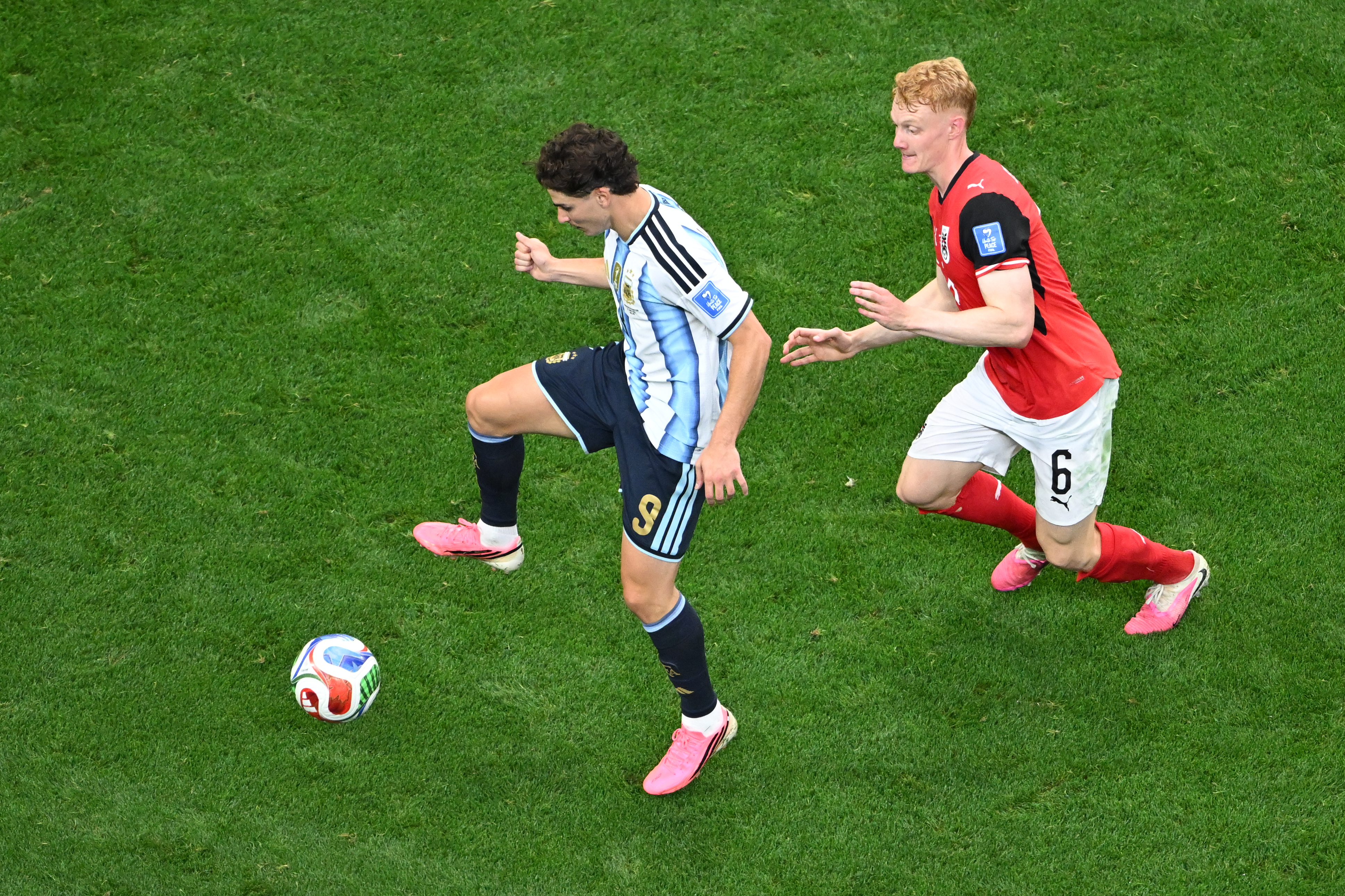 Por qu&eacute; todos los futbolistas del Mundial usan botines fucsia
