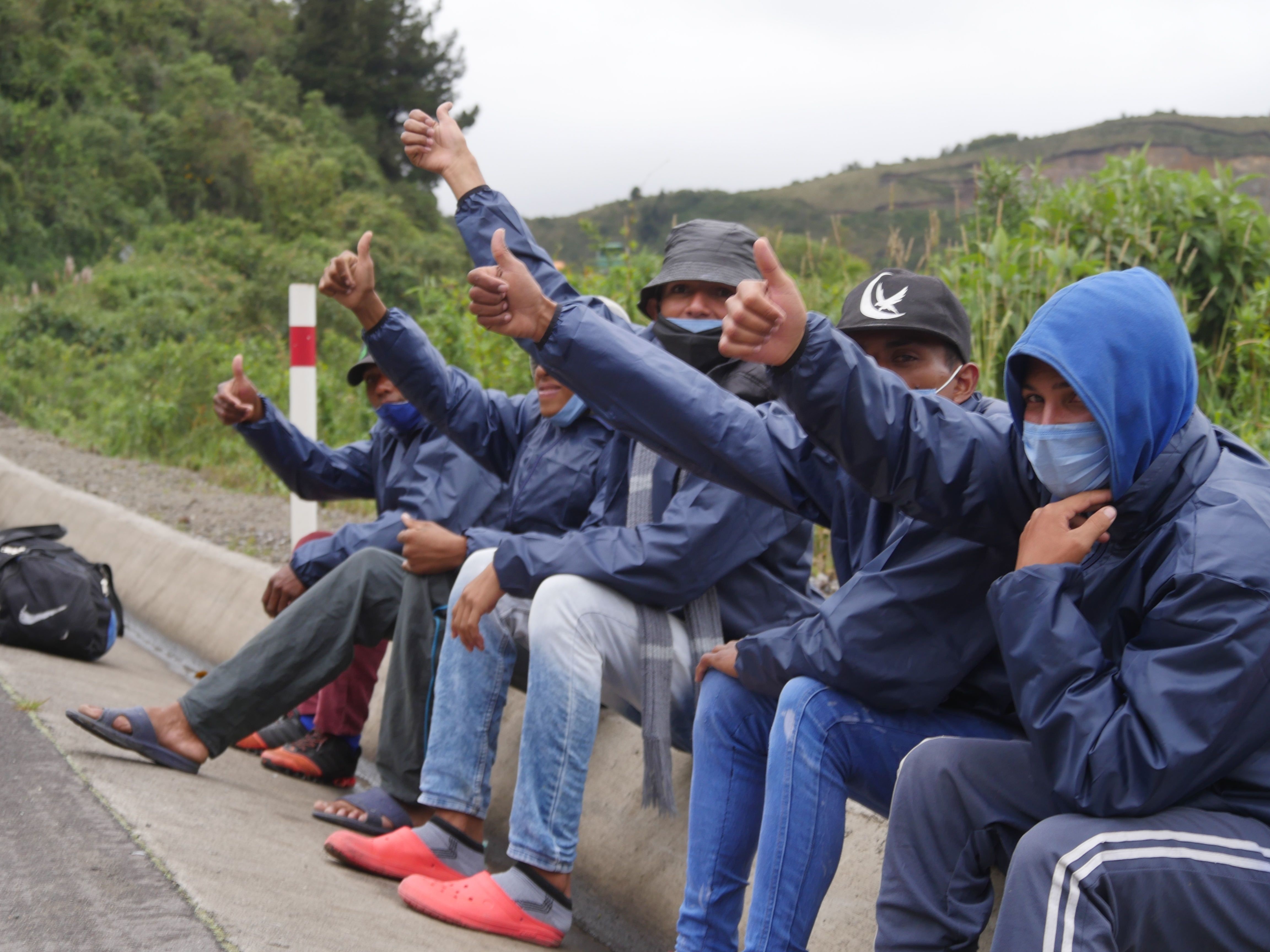 Grupos de migrantes venezolanos descansan junto a una carretera ayer, en la región de Tulcán (Ecuador)