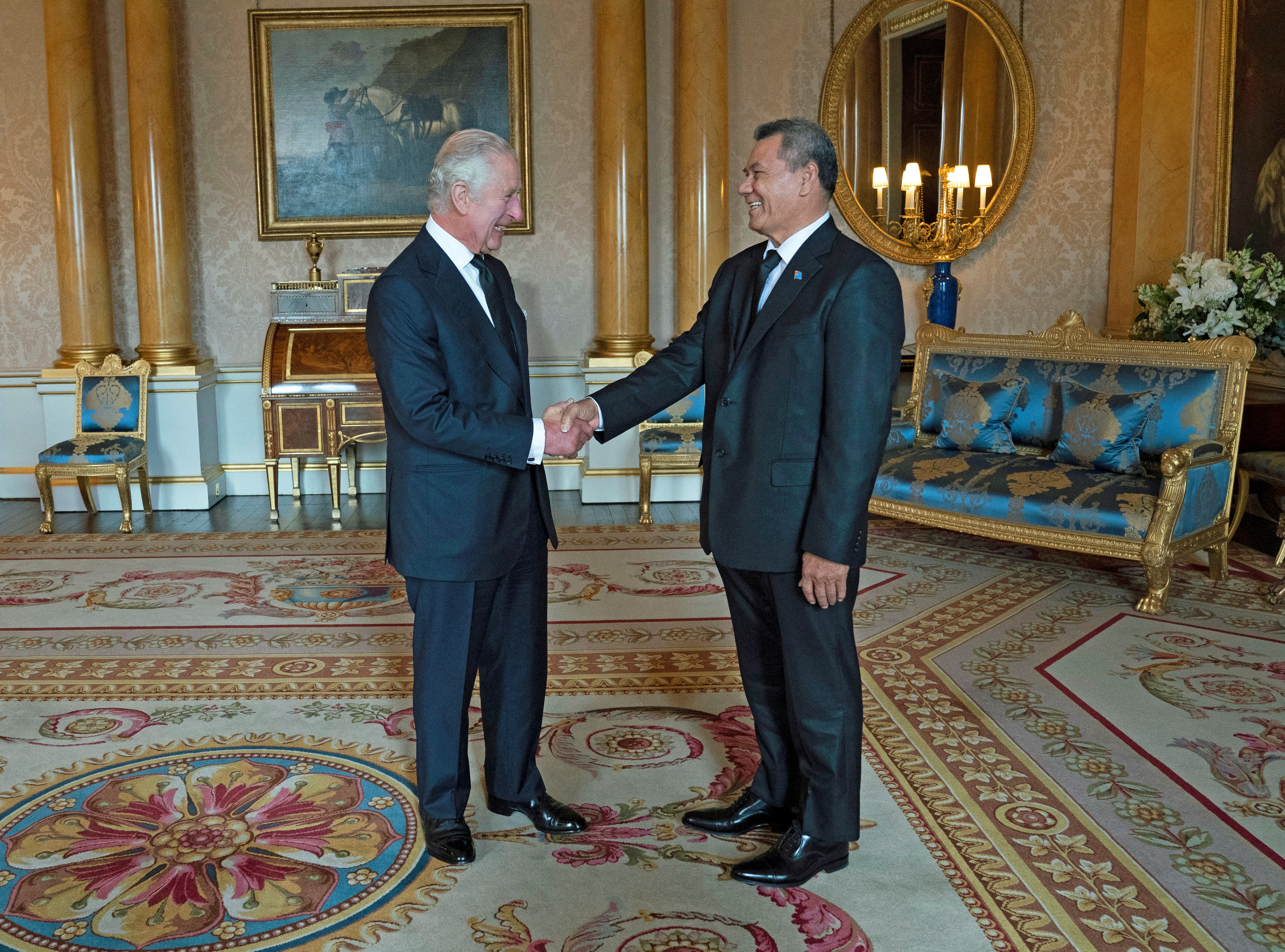 El rey Carlos III con el primer ministro de Tuvalu Kausea Natano mientras recibe a los primeros ministros del reino en la Sala 1844 del Palacio de Buckingham en Londres. Domingo 18 de septiembre de 2022 (Kirsty O'Connor/Pool via REUTERS)