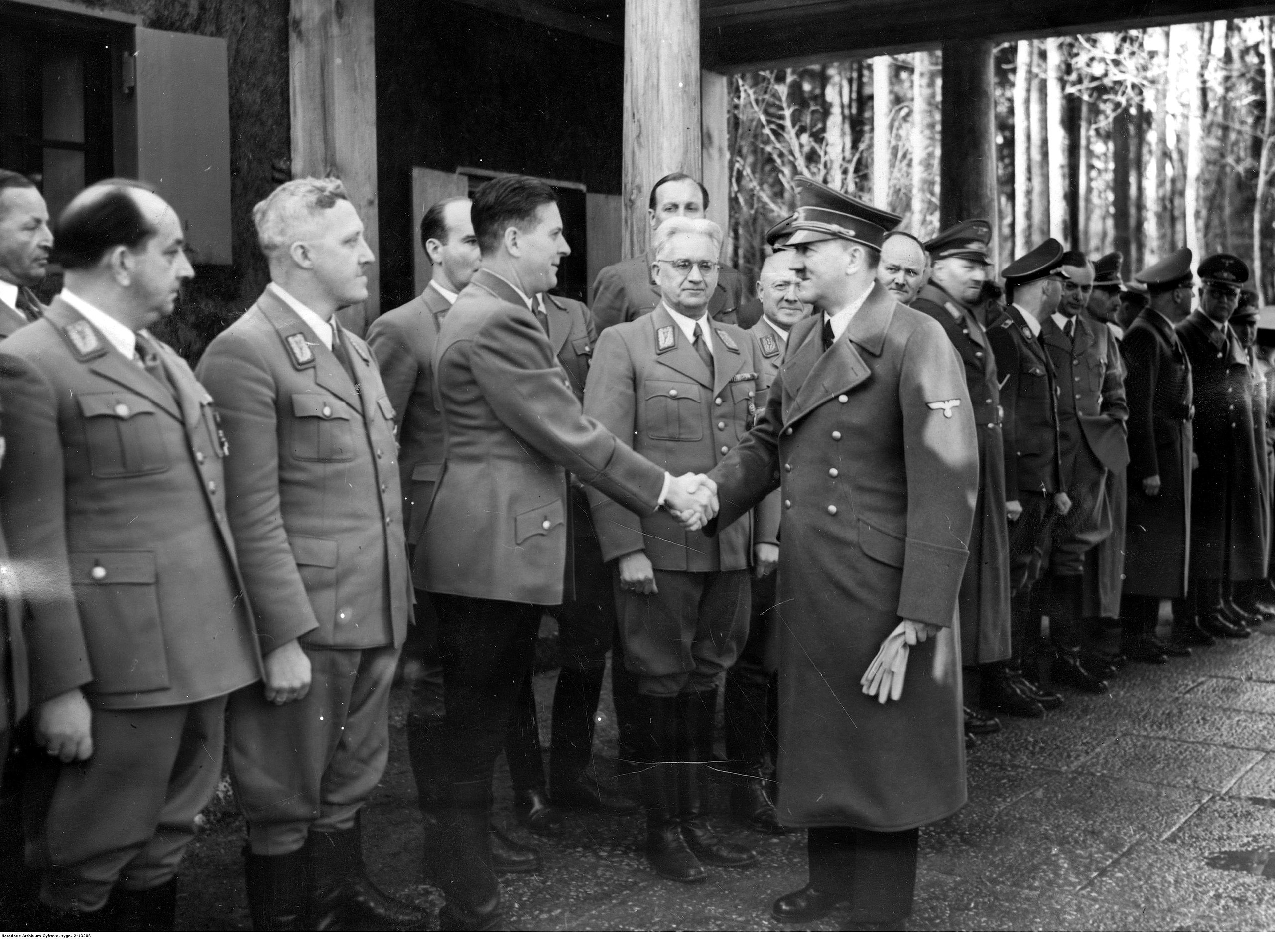 Hitler saludando a un grupo de Gauleiters, los jefes de zona del partido nazi en el territorio alemán y las zonas ocupadas por su ejército. (wikicommons)