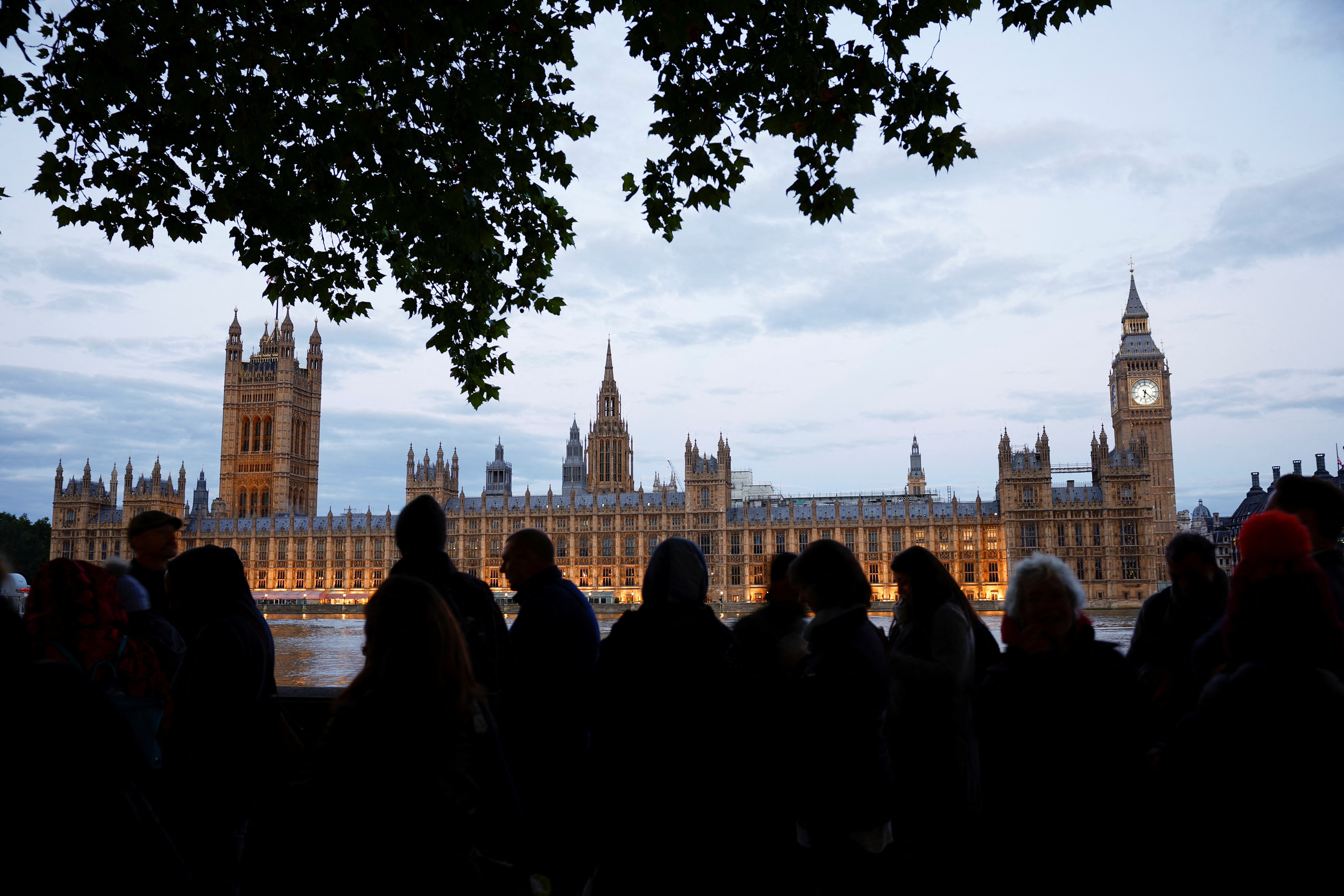 Miles de personas llegadas de varios puntos del Reino Unido hacen cola para presentar su respetos a la reina Isabel II. Londres, Gran Bretaña, el 16 de septiembre de 2022. REUTERS/Sarah Meyssonnier