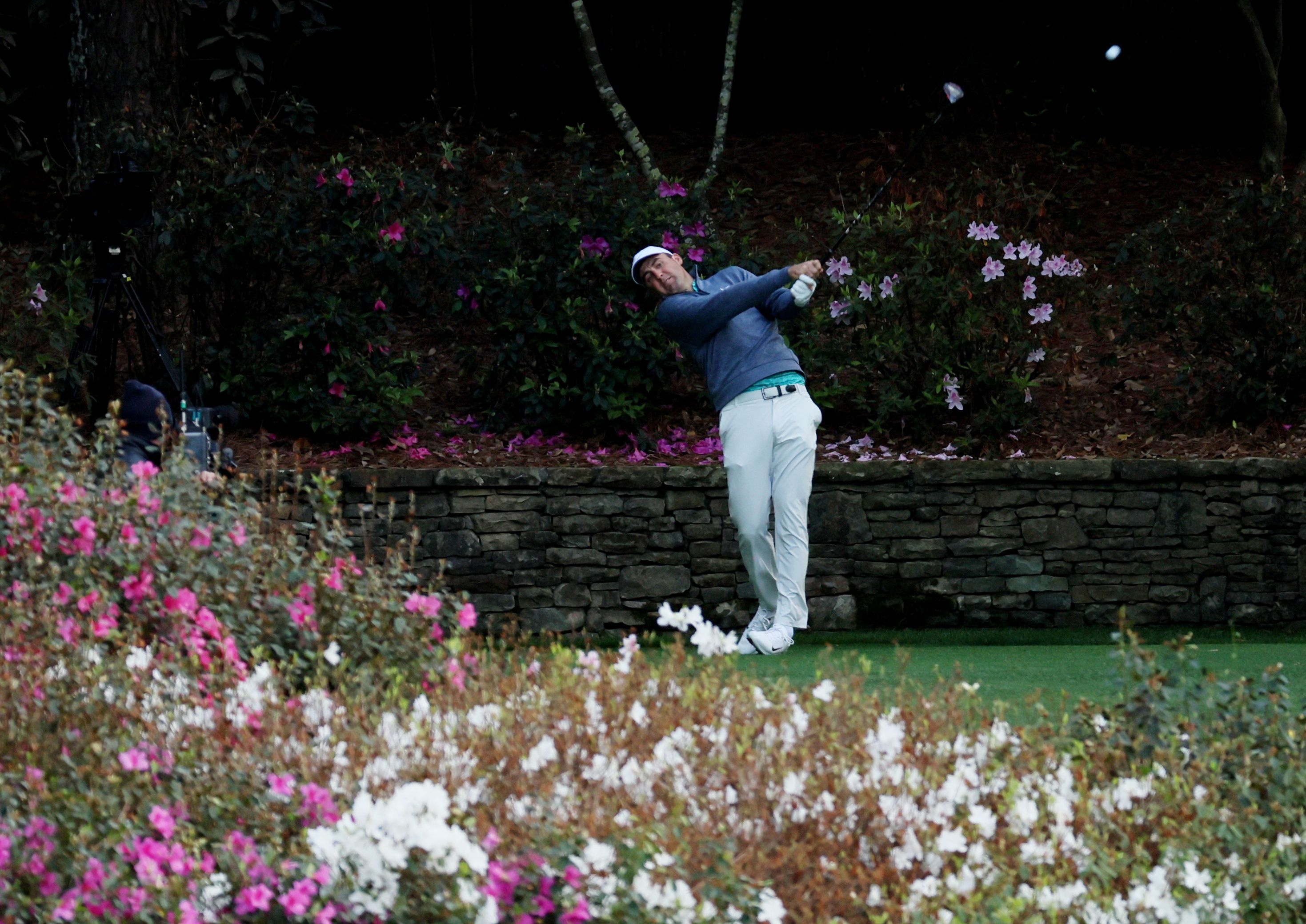 Como en un cuadro, Scottie Scheffler rodeado de flores mantuvo la ventaja y es el gran candidato para ganar el torneo. REUTERS/Mike Segar