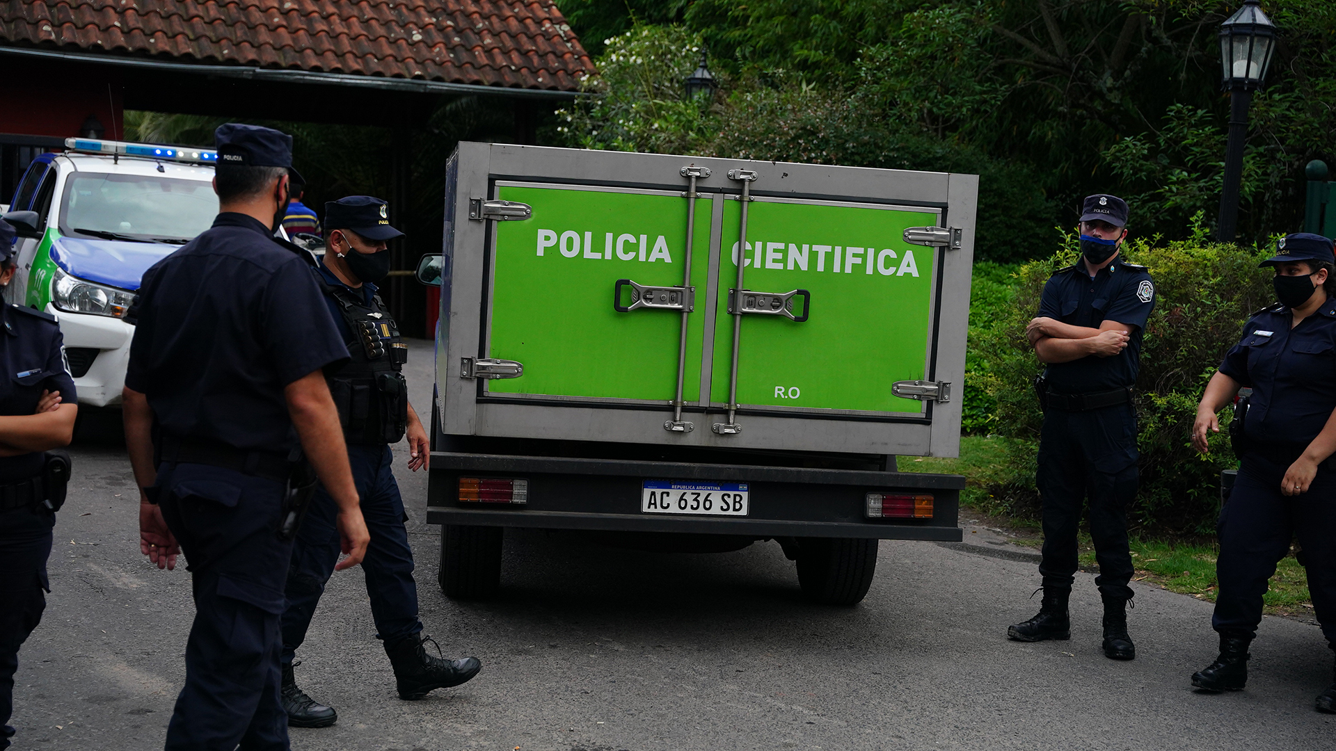 El móvil de Policía Científica que trasladó el cuerpo del country San Andrés (Franco Fafasuli)