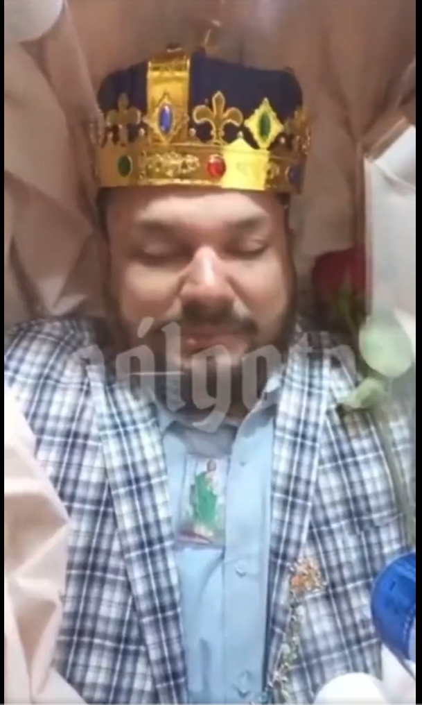 En las grabaciones se pudo ver el cuerpo adornado con una corona 
(Foto: Captura de pantalla/Twitter/@PenalozaOmero)