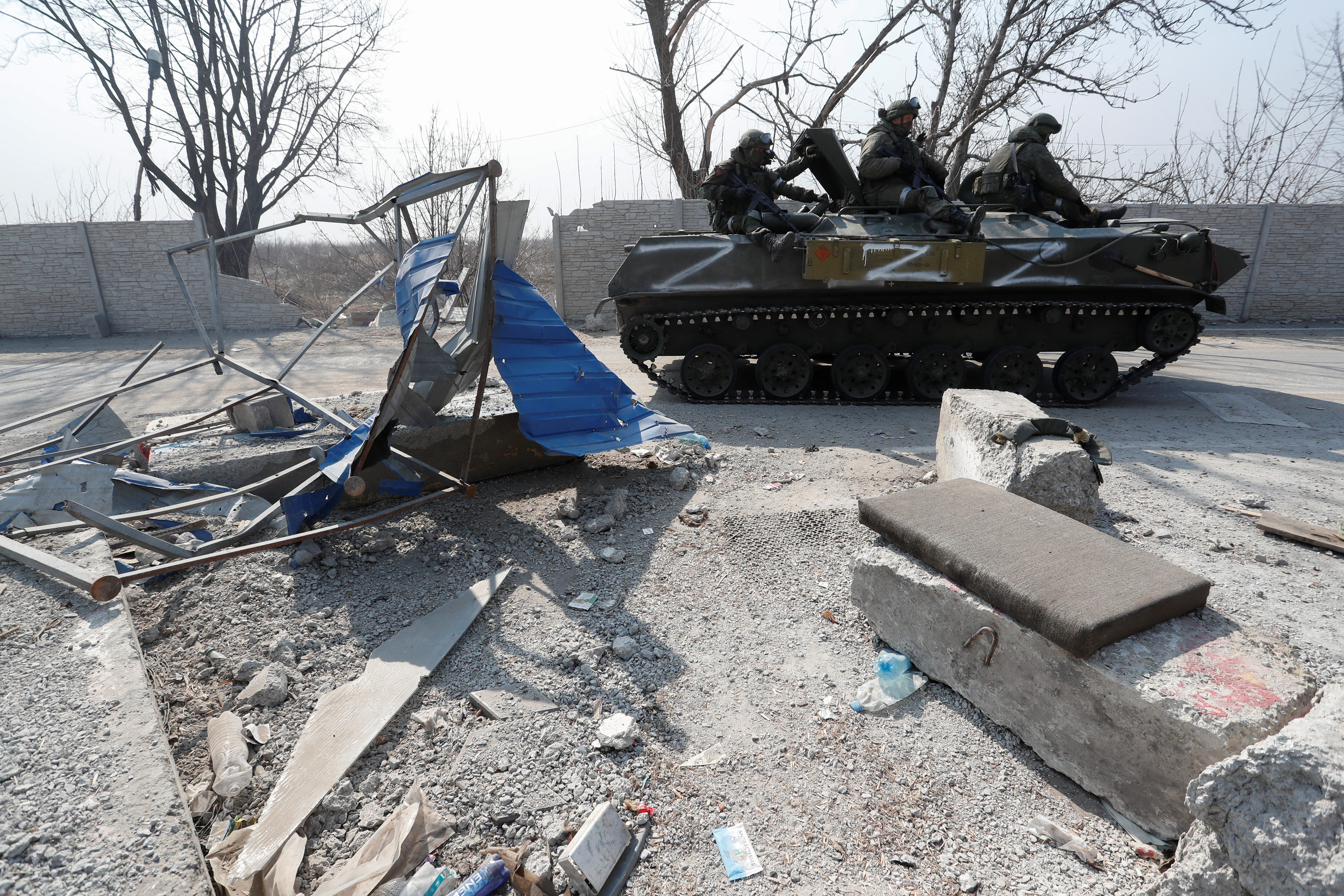 Foto de archivo de miembros del servicio de las tropas prorrusas en un vehículo blindado en la sitiada ciudad portuaria del sur de Mariupol, Ucrania 24 de marzo de 2022. REUTERS/Alexander Ermochenko
