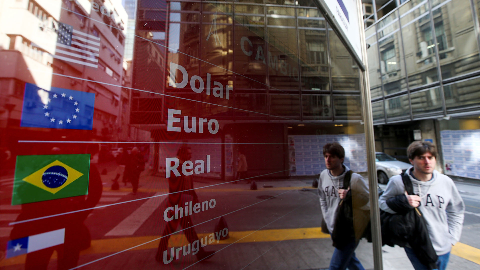 La brecha cambiaria llega al 83 por ciento (Reuters)
