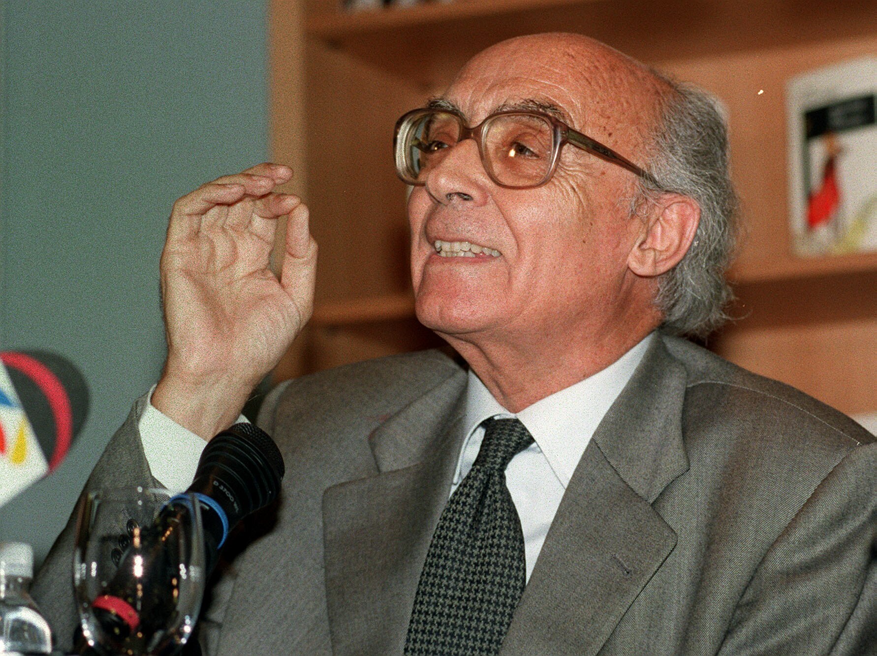 El escritor portugués José Saramago, Premio Nobel de Literatura 1998, durante la rueda de prensa en Madrid. EFE/Oscar Moreno/Archivo
