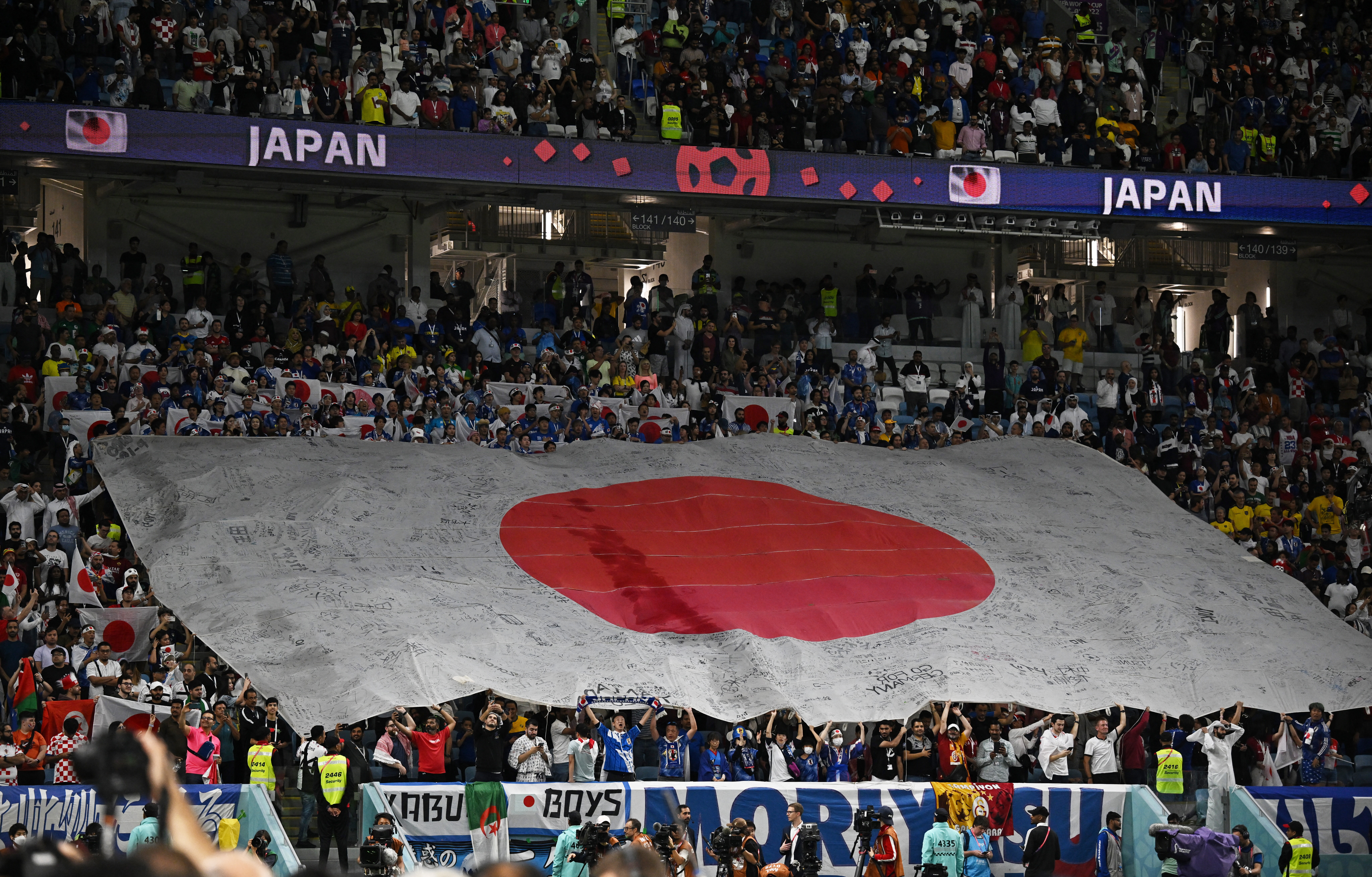 La enorme bandera que desplegaron los nipones contra Croacia (REUTERS/Dylan Martinez)