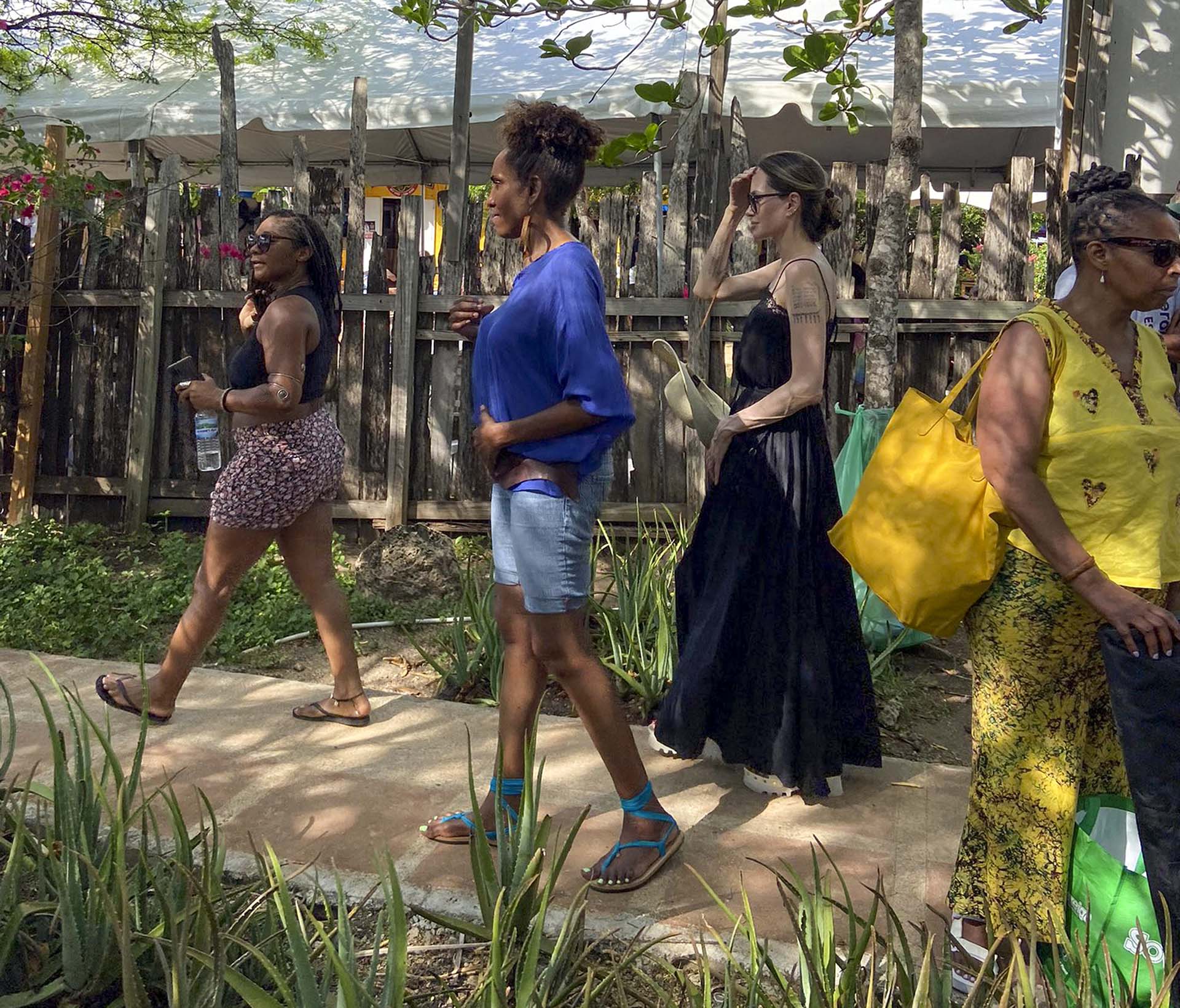 Angelina Jolie fue fotografiada mientras caminaba por una feria en Jamaica, en donde se encuentra de vacaciones. La reconocida actriz se detuvo en un puesto a comprar compró productos de salud y belleza