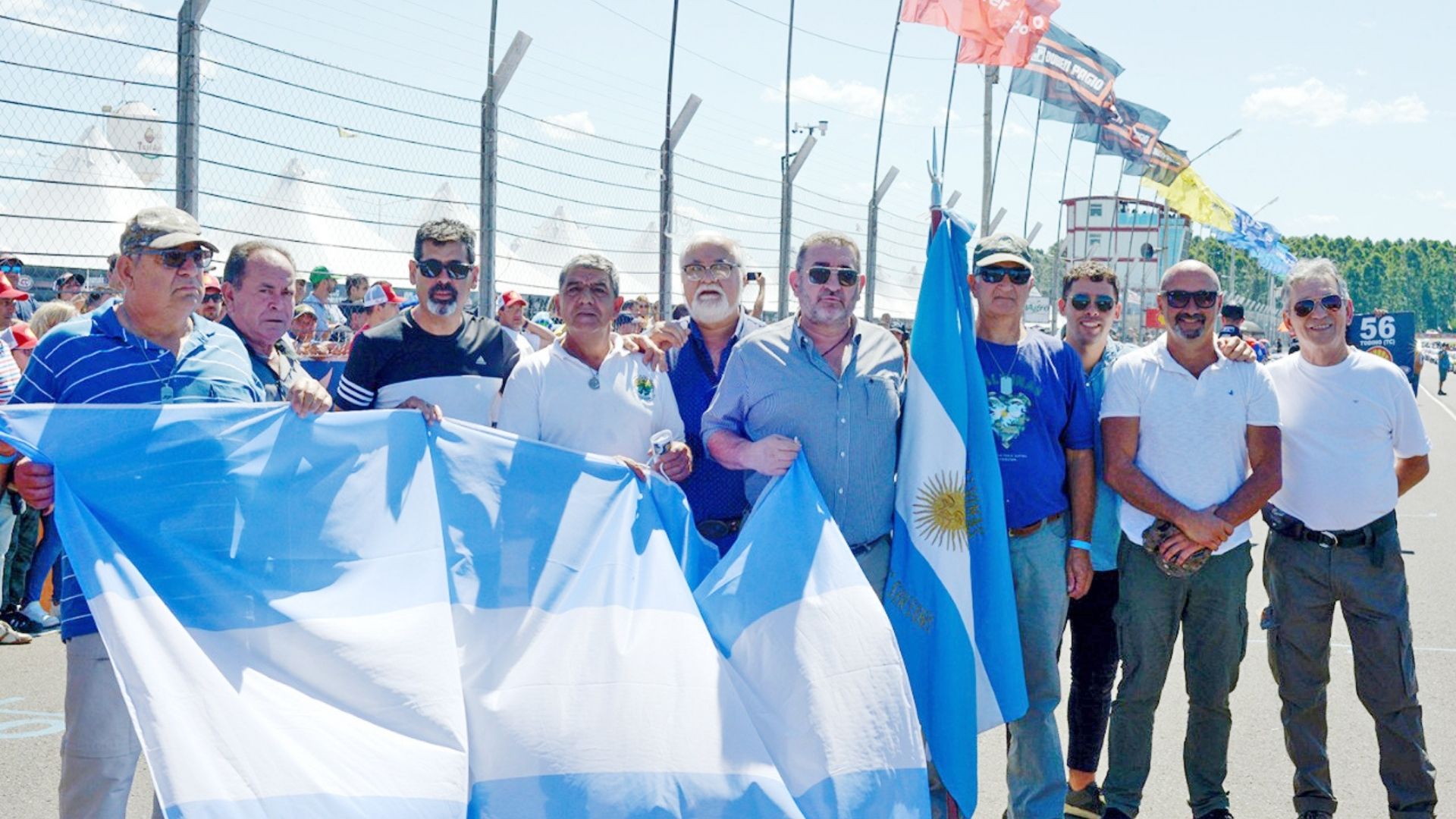 Se realizó un homenaje a los caídos en la guerra de Malvinas y a excombatientes de Concepción del Uruguay y Paraná (Crédito: Prensa Turismo Carretera)