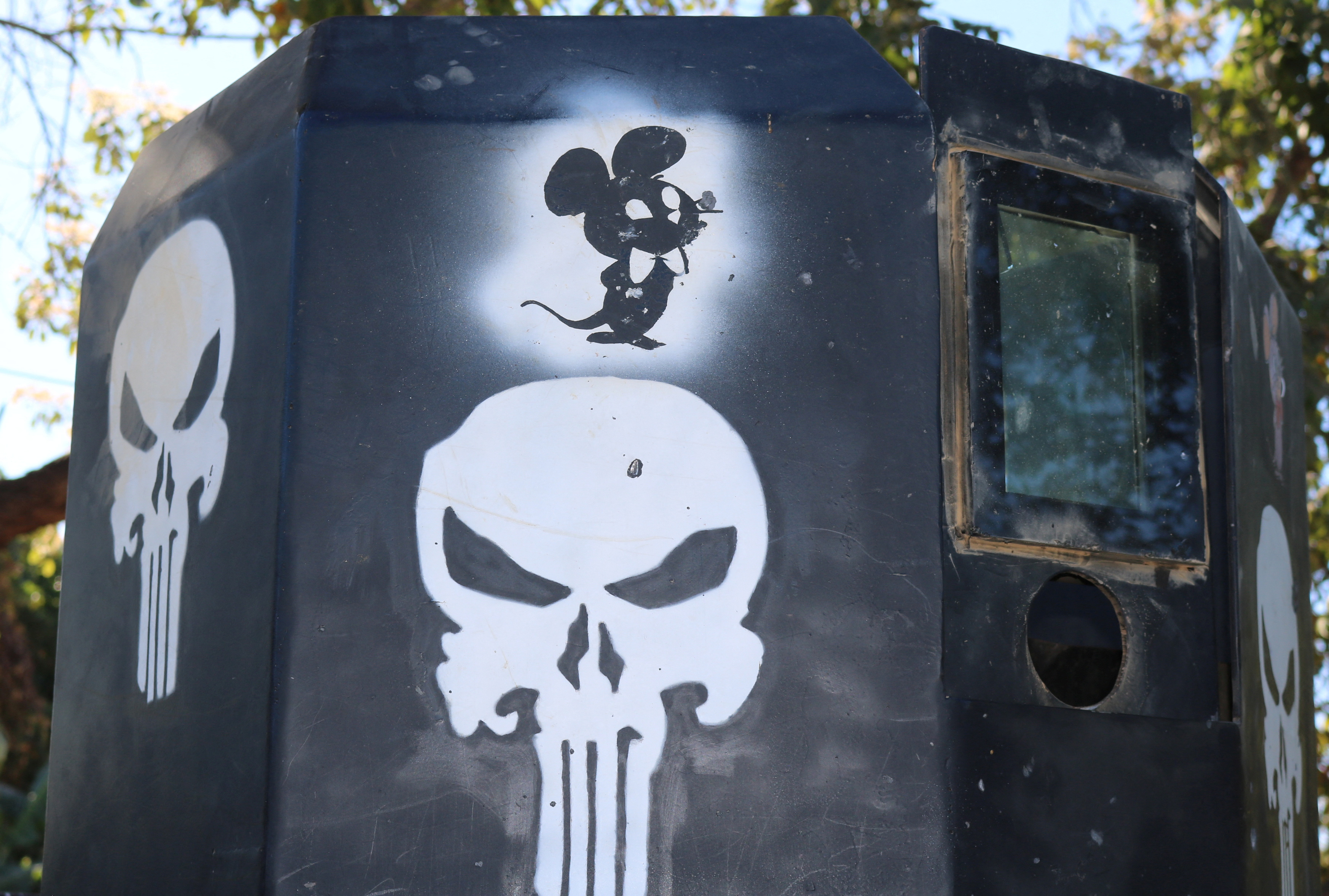 Uno de los vehículos blindados que participaron en la refriega del pasado 5 de enero tenía el logo de un ratón, alusivo al hijo del Chapo (REUTERS/Stringer)