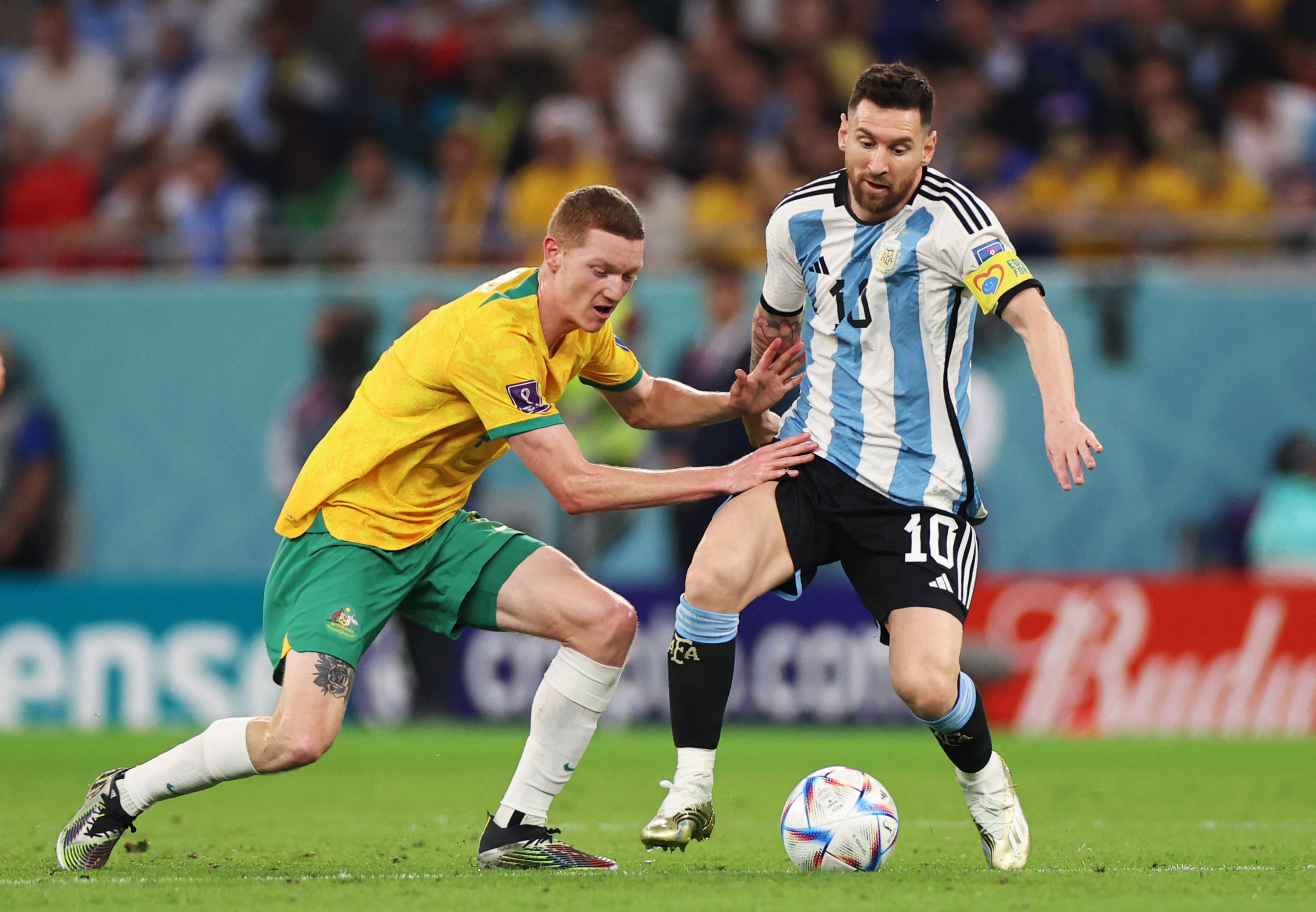 Messi busca superar a la dura defensa australiana (REUTERS/Pedro Nunes)