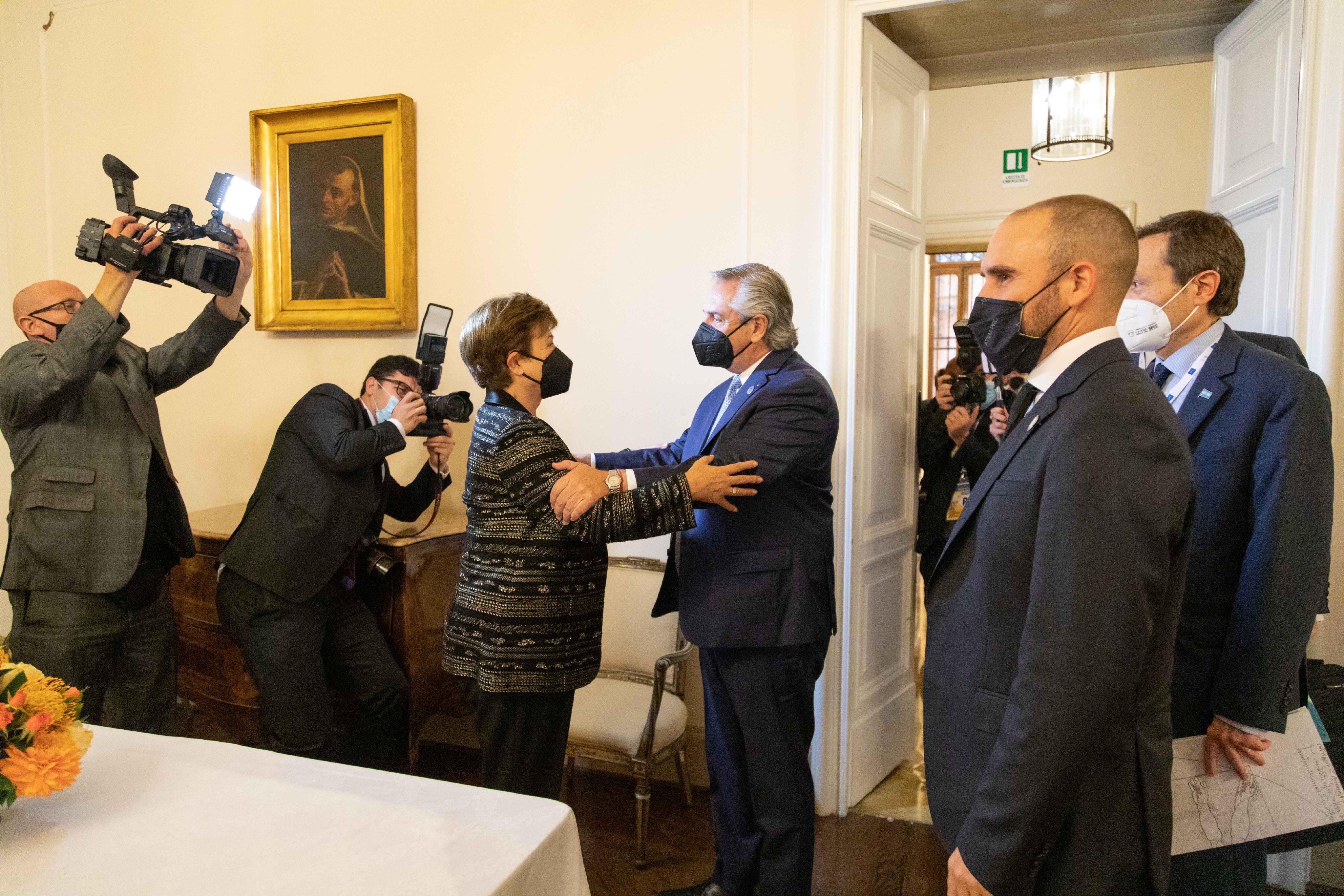 Bajo la mirada de Martín Guzmán, la directora gerente del FMI, Kristalina Georgieva, saluda al Presidente Alberto Fernandez en la reunión del G-20 celebrada en Roma