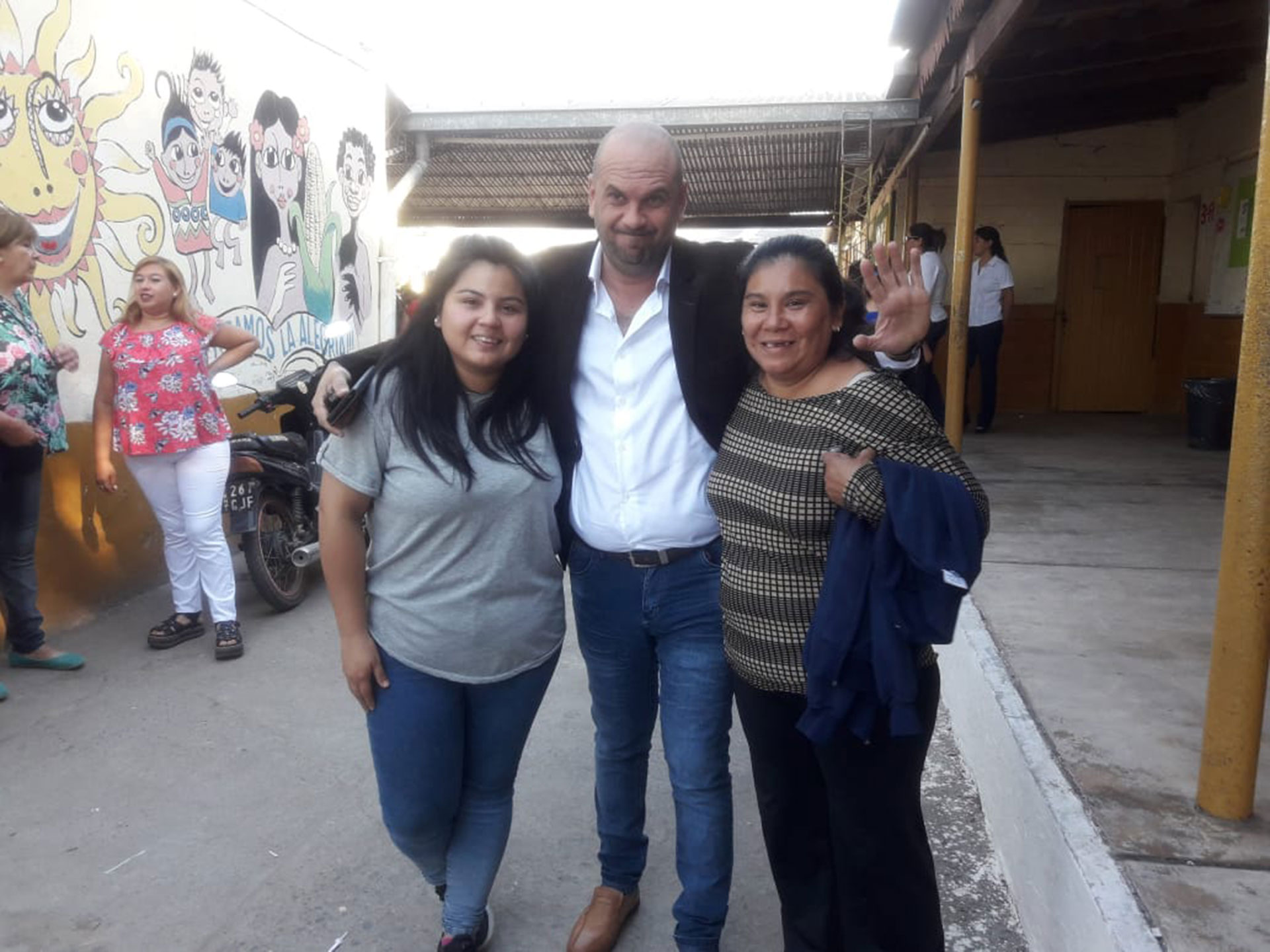 Juan Carlos Bernald, delegado comunal de El Manantial, junto a dos vecinas de la localidad. 