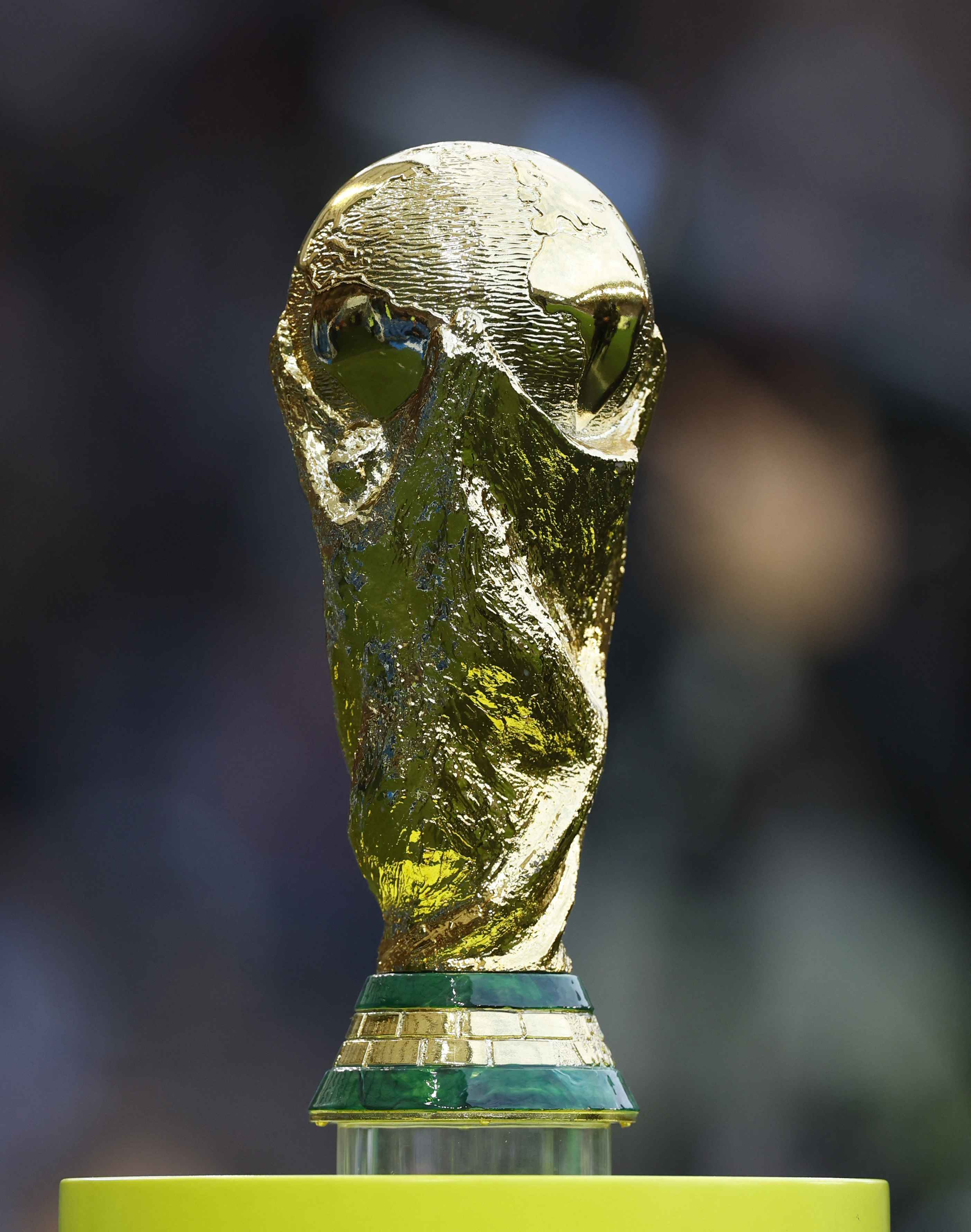 La réplica de la Copa del mundo, presente en el Falmer Stadium (Reuters/Andrew Couldridge)