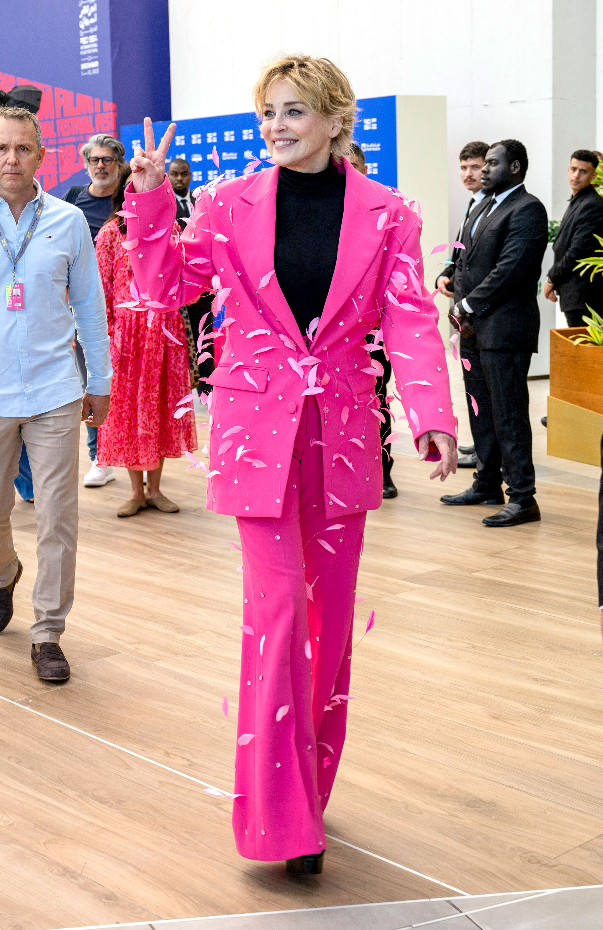 La actriz estadounidense Sharon Stone participó de la segunda edición del Festival Internacional de Cine del Mar Rojo, en Jeddah, Arabia Saudita, enfundada en un conjunto con detalles de plumas (Fotos: The Grosby Group)