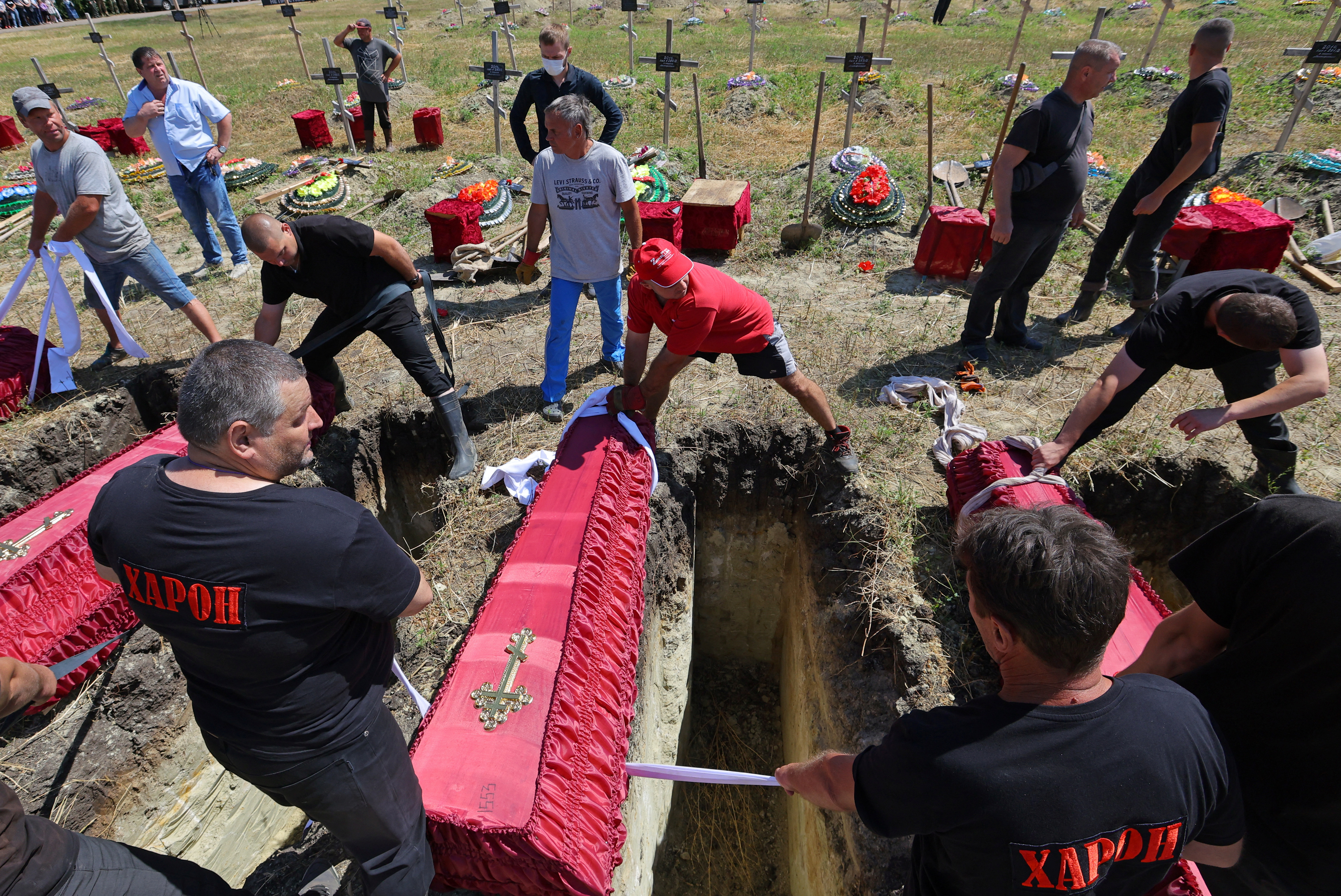 Trabajadores del cementerio local entierran los cuerpos de 58 soldados de la separatista y autoproclamada República Separatista de Luhansk que murieron combatiendo por Rusia. REUTERS/Alexander Ermochenko