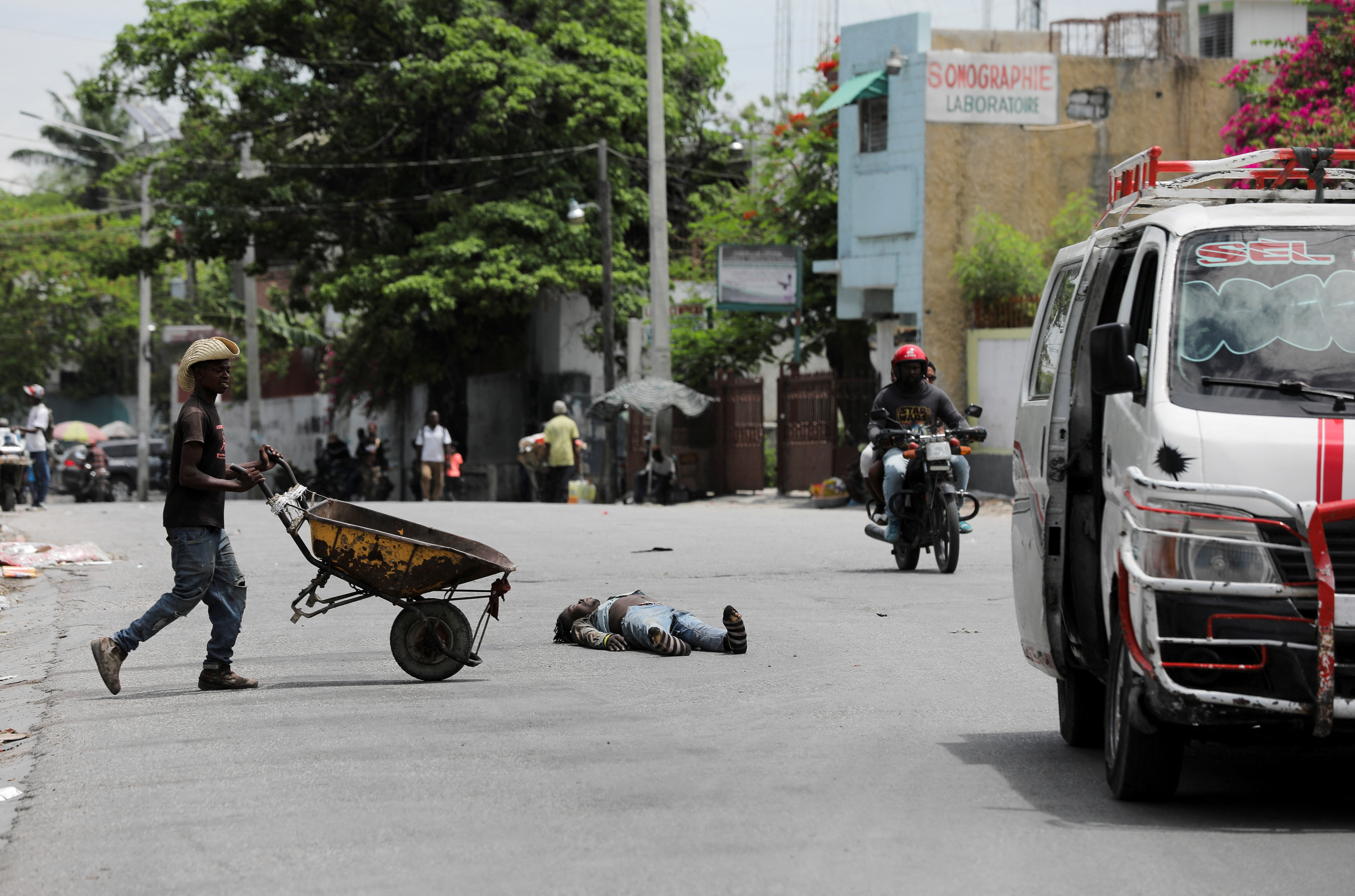 Los cuerpos quedaron tendidos por la carretera y uno fue dejado en las cercanías de una comisaría (REUTERS)