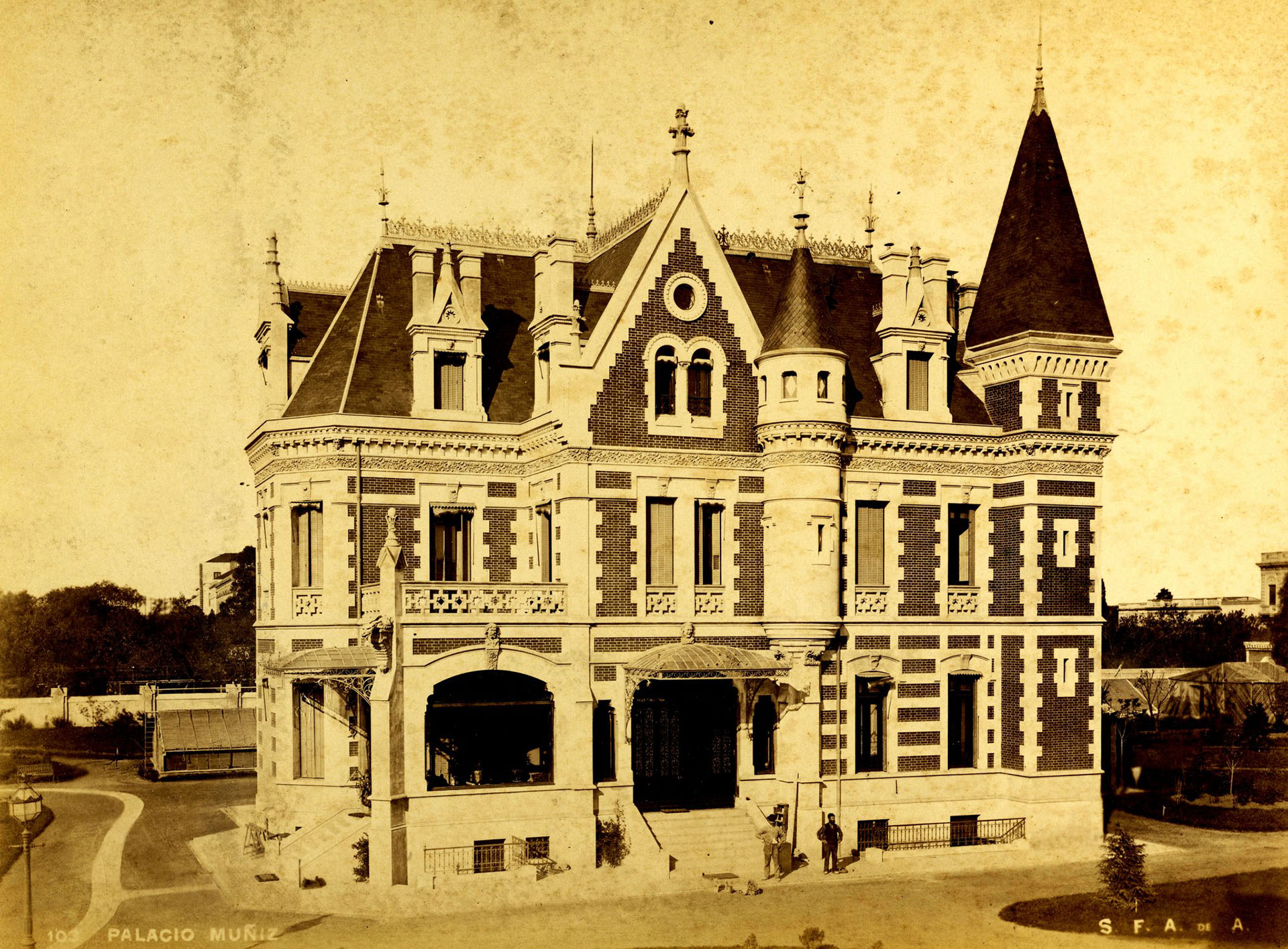 El Palacio Muñiz tenía su entrada en donde hoy sería la mitad de cuadra de la calle José Mármol, entre la avenida Rivadavia e Hipólito Yrigoyen, a 500 metros del Parque Rivadavia
