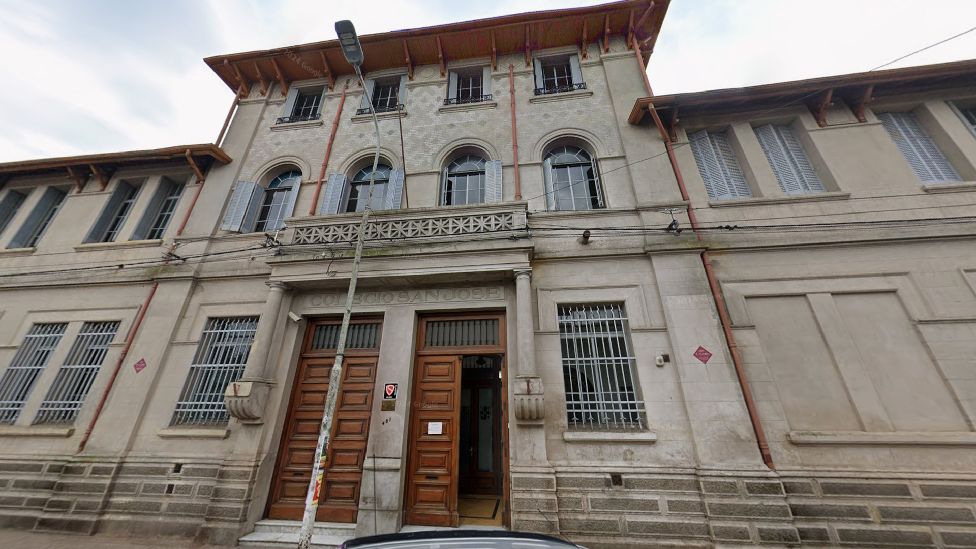 Video: un alumno de un colegio de Tandil agredi&oacute; a un profesor y le fractur&oacute; la mand&iacute;bula  