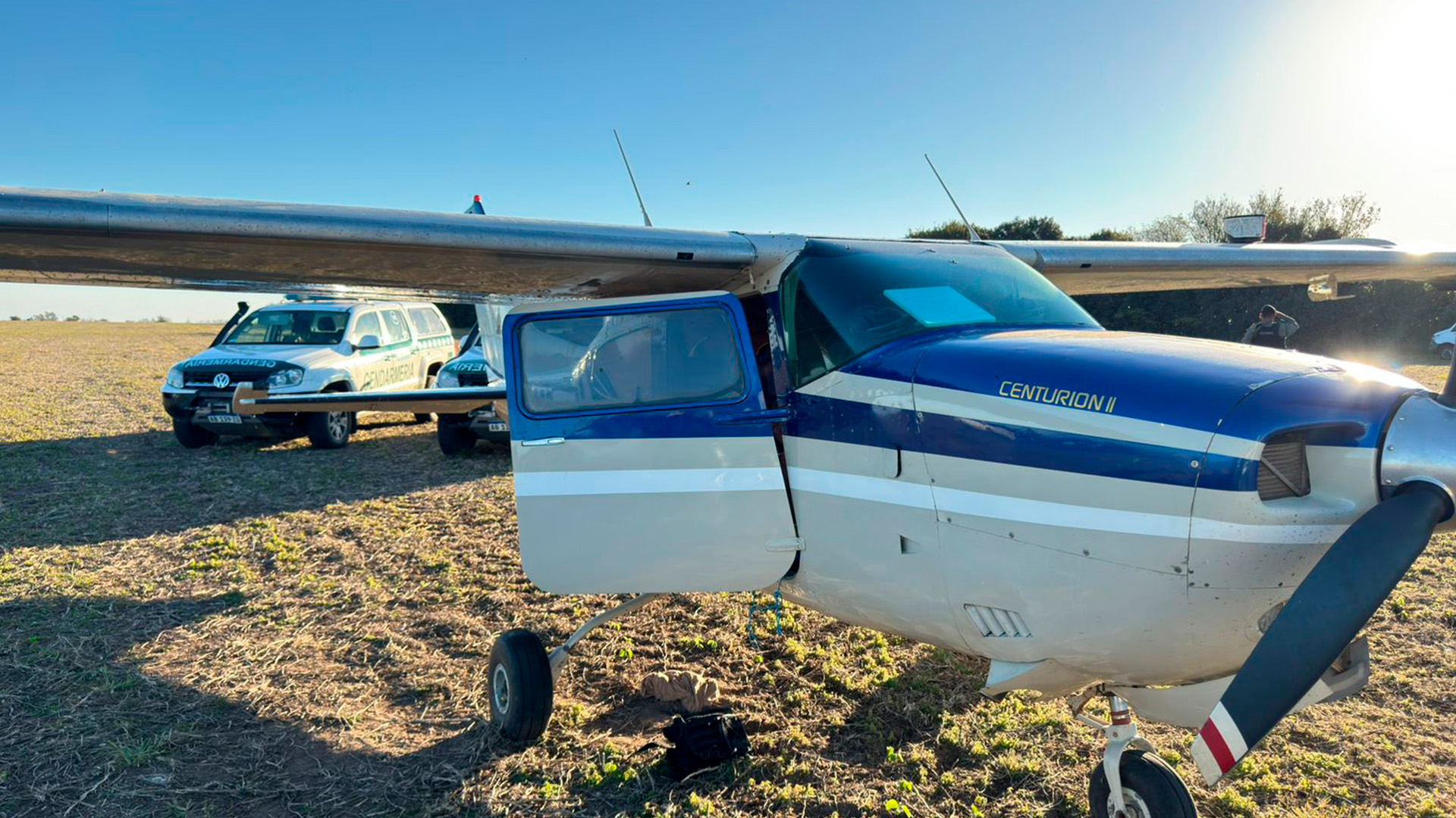 Qu&eacute; se sabe del operativo que detuvo al avi&oacute;n que aterriz&oacute; con m&aacute;s de 300 kilos de coca&iacute;na en Santa Fe 