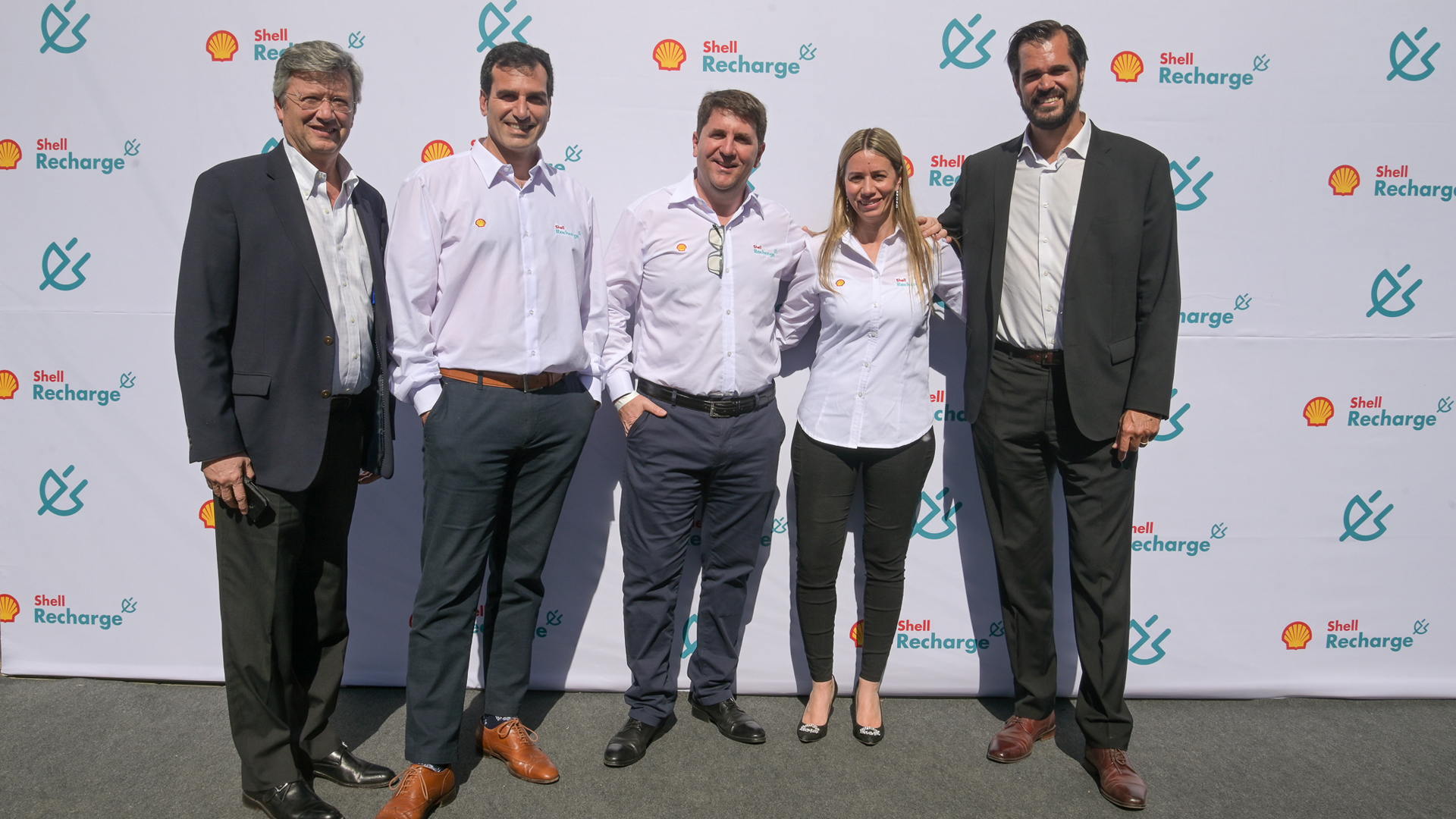 De izquierda a derecha: Alejandro Cerviño, Sebastián Perez Olgiati, Andrés Cavallari, Carolina Wood y Teofilo Lacroze, directores de Raízen Argentina, Licenciataria de la marca Shell. (Crédito: Prensa Shell)