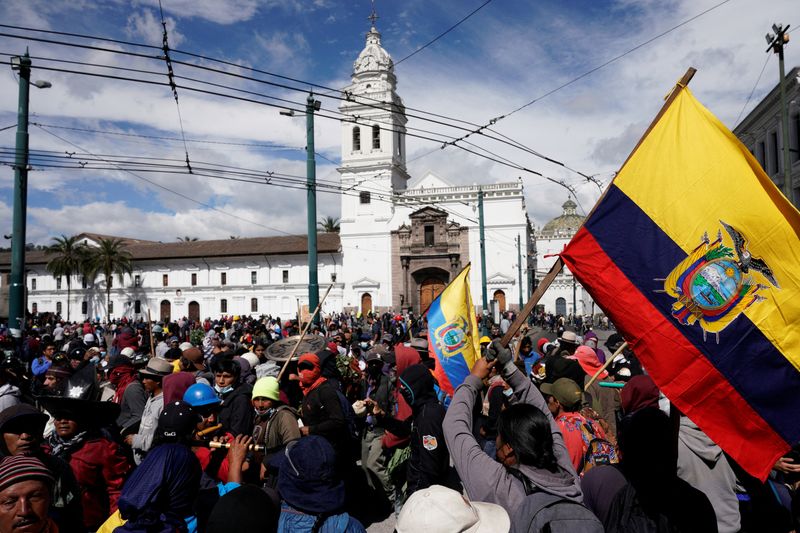Manifestantes marchan por la plaza Santo Domingo para exigir al presidente Guillermo Lasso abordar los altos precios de los combustibles y alimentos, en Quito (REUTERS/Santiago Arcos)