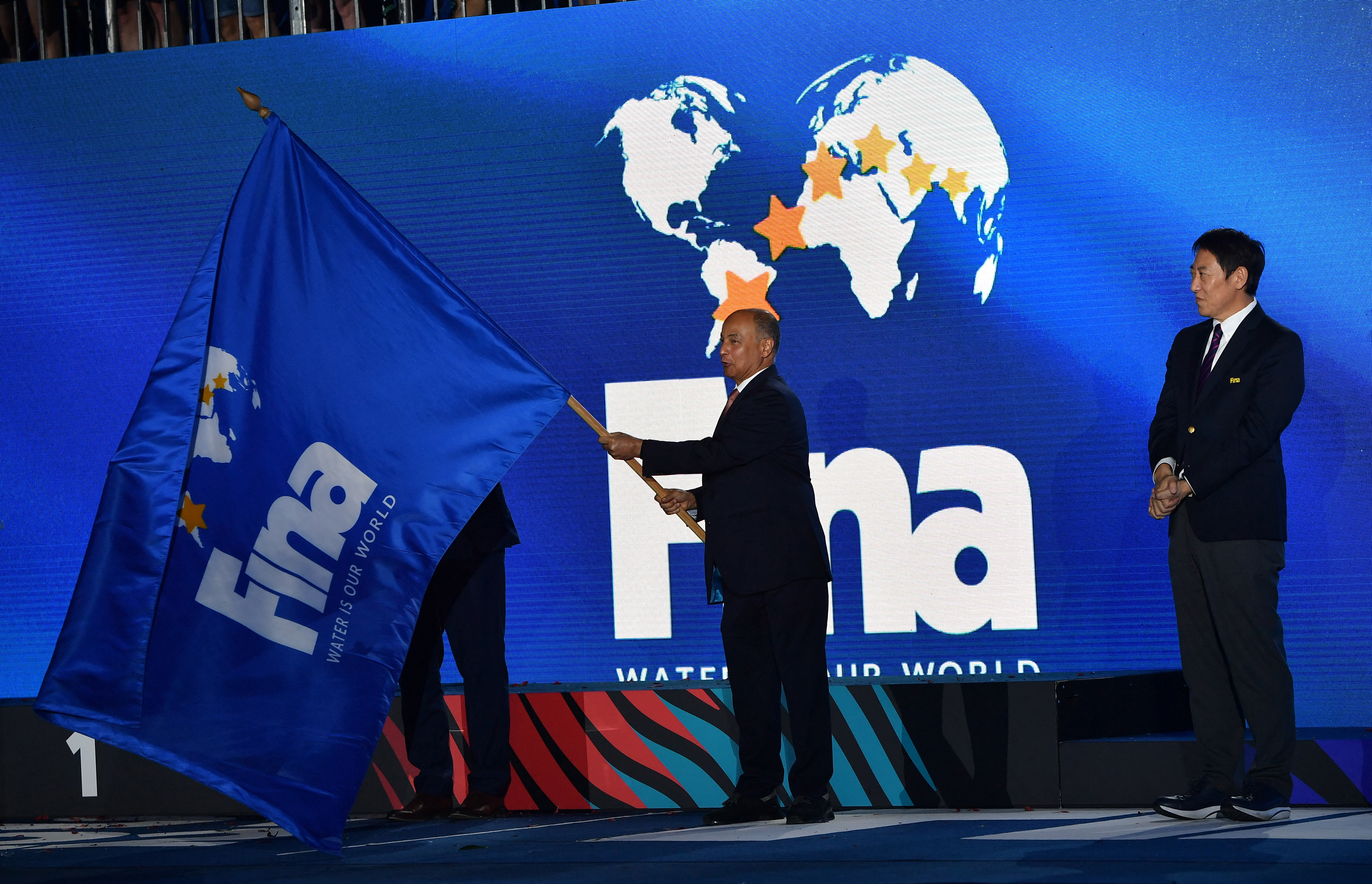 El presidente de la FINA, Husain Al-Musallam, con el presidente de la Asociación Húngara de Natación, Sandor Wladar, y el exnadador Daichi Suzuki Reuters/Marton Monus