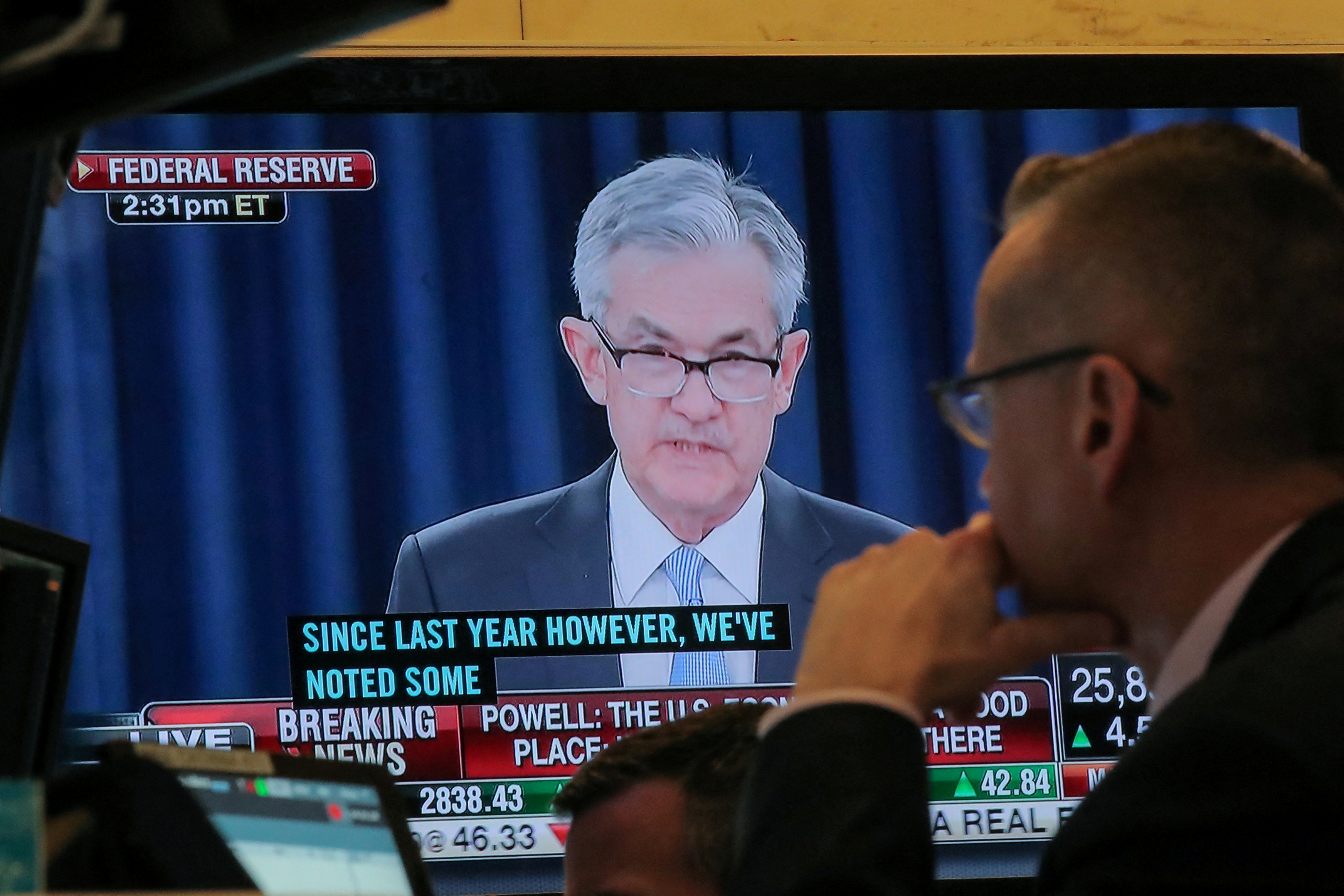 El dato de inflación de agostoi en EEUU convenció a Wall Street que Jerome Powell, el titular de la Fed (en la pantalla) volverá a aumentar las tasas de interés,
REUTERS/Brendan McDermid/File Photo