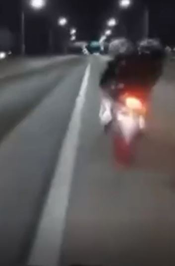 Motochorros abordaron a un joven cuando circulaba a 100 km/h por la autopista y el robo qued&oacute; registrado en video