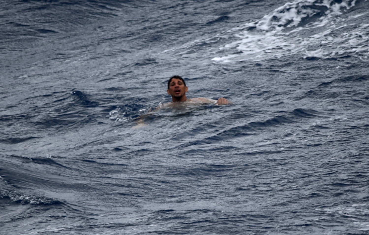 Un hombre en el agua espera a los equipos de rescate aproximadamente 32 millas al sureste de Cayo Hueso, Florida (Foto: Guardia Costera de EEUU vía AP)