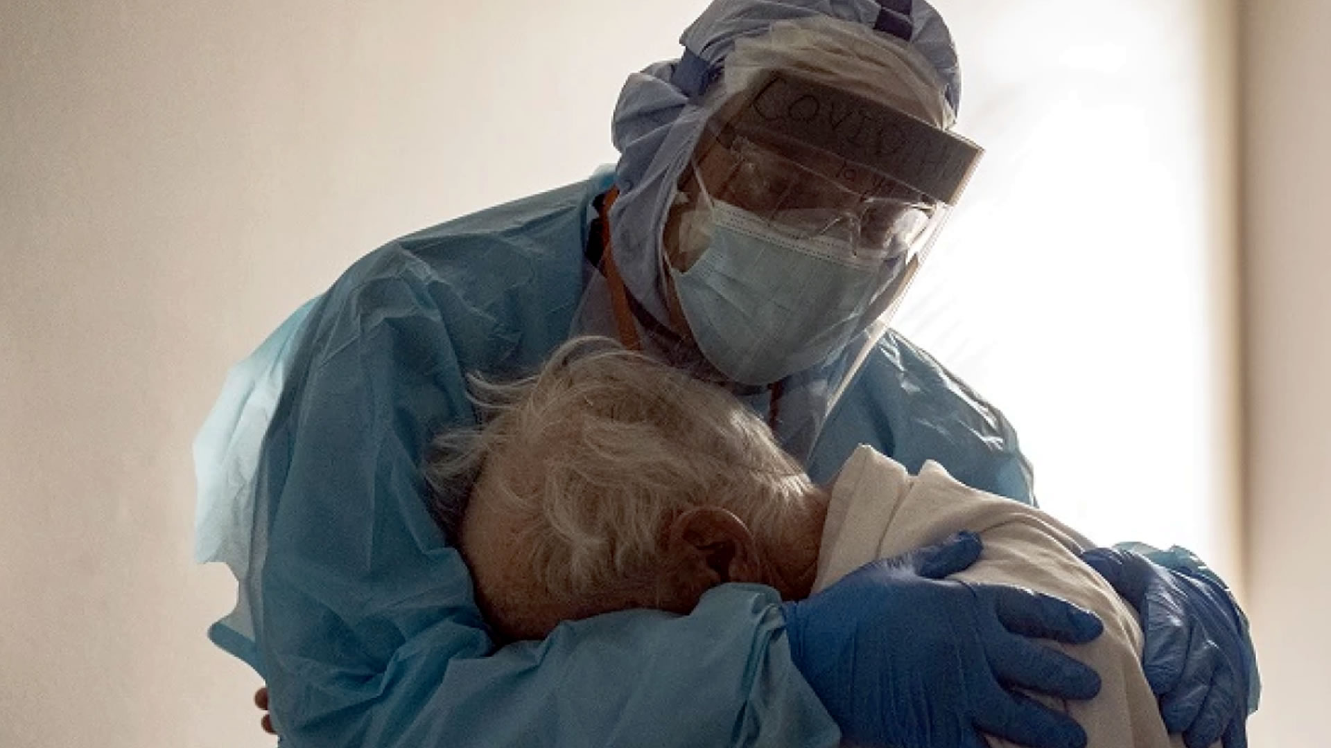 Adultos mayores y personas no vacunadas siguen siendo las principales víctimas del Covid-19 (Foto: AFP)