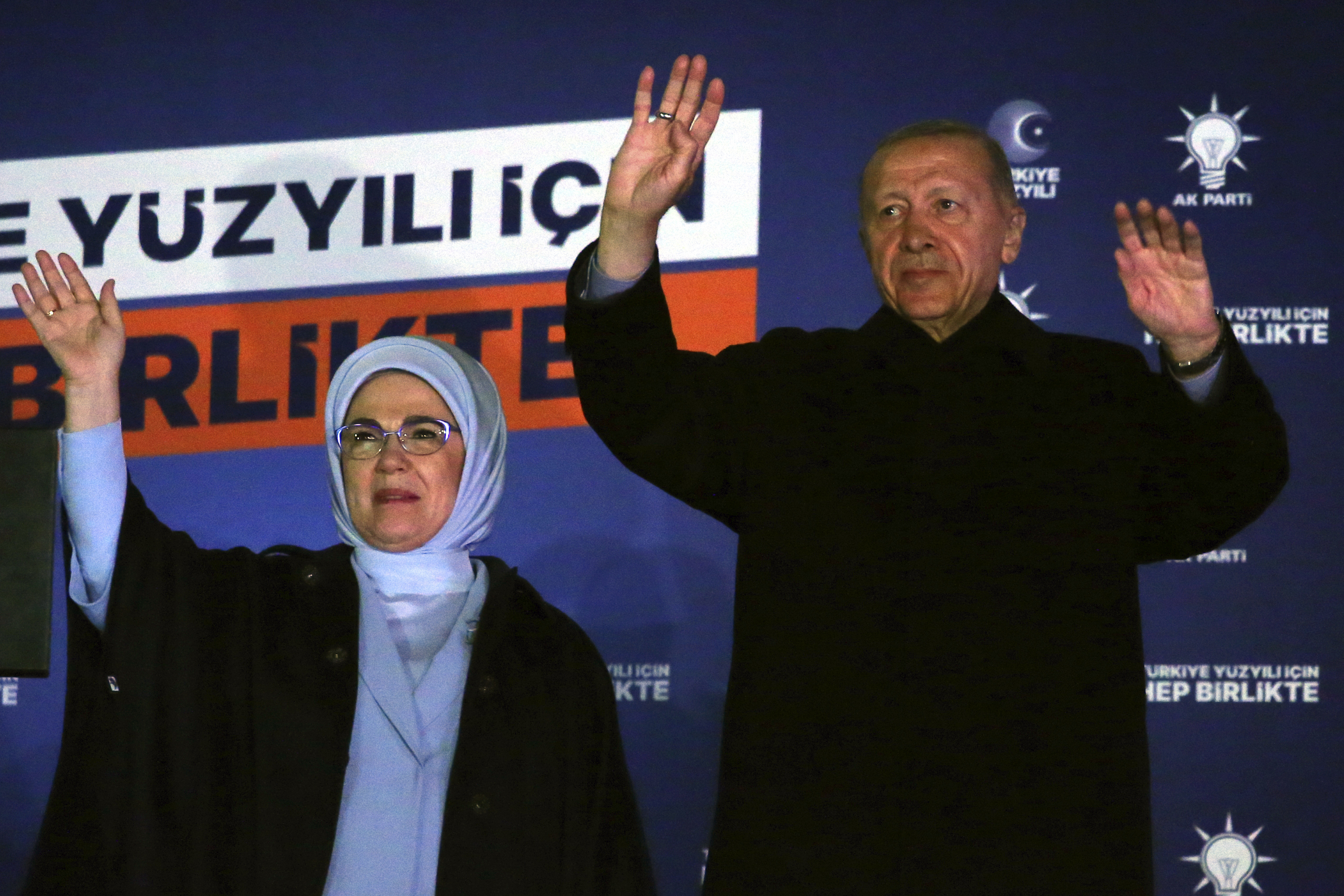 El presidente turco Recep Tayyip Erdogan, derecha, y su esposa Emine saludan a sus simpatizantes en la sede de su partido el lunes 15 de mayo de 2023 en la madrugada, en Ankara, Turquía, después de la jornada electoral donde enfrentó a Kemal Kilicdaroglu (AP Foto/Ali Unal)