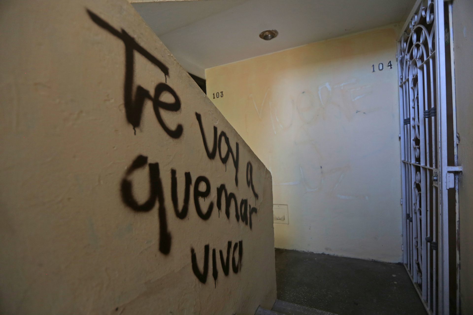 Foto de una de las amenazas encontradas en el edificio donde vivía Luz Raquel Padilla. (FOTO: FERNANDO CARRANZA GARCIA / CUARTOSCURO)