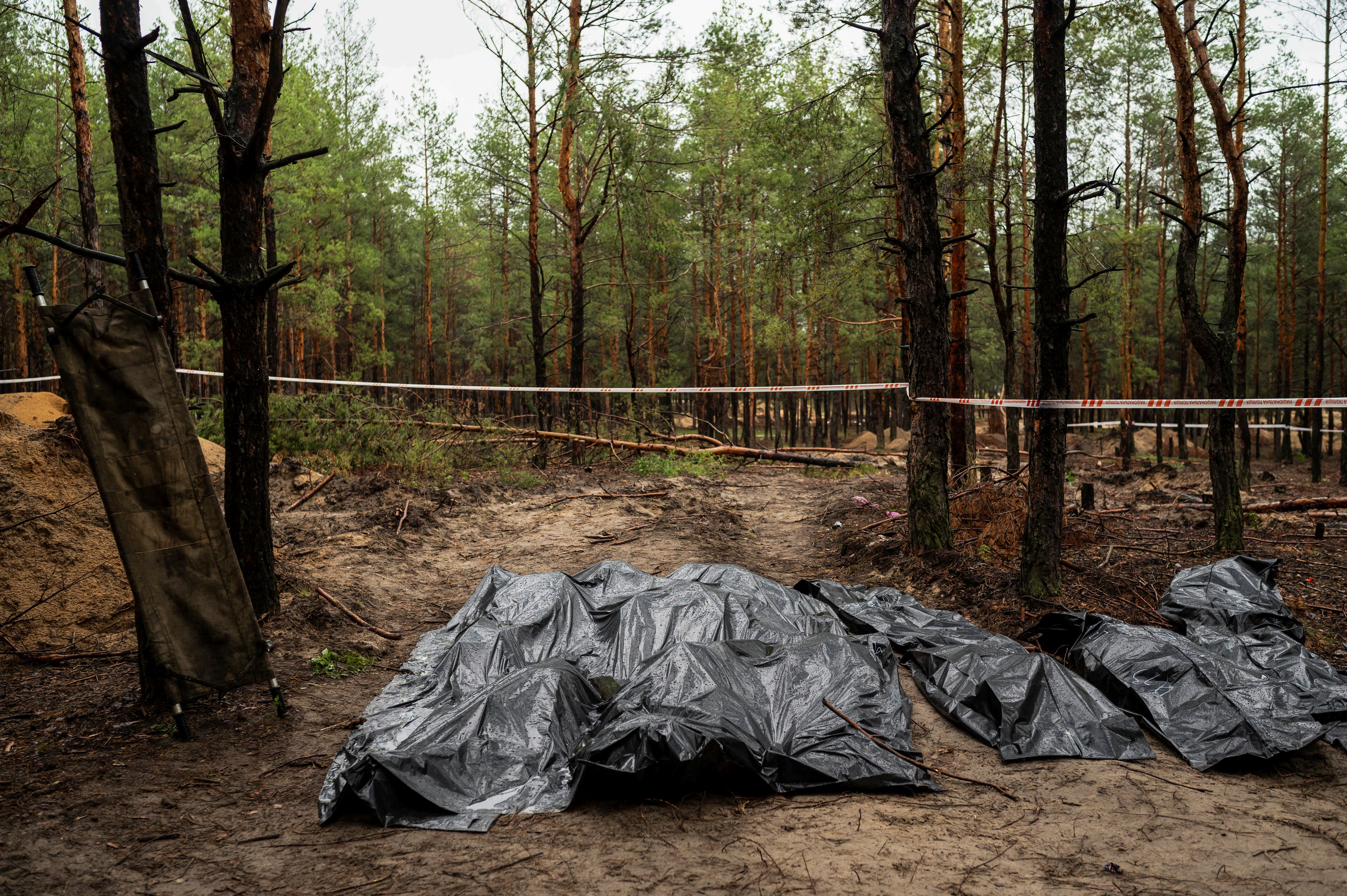 La exhumación en Izium se ha completado con la cifra de 447 muertos, 215 de ellos mujeres y 5 niños (REUTERS/Viacheslav Ratynskyi)