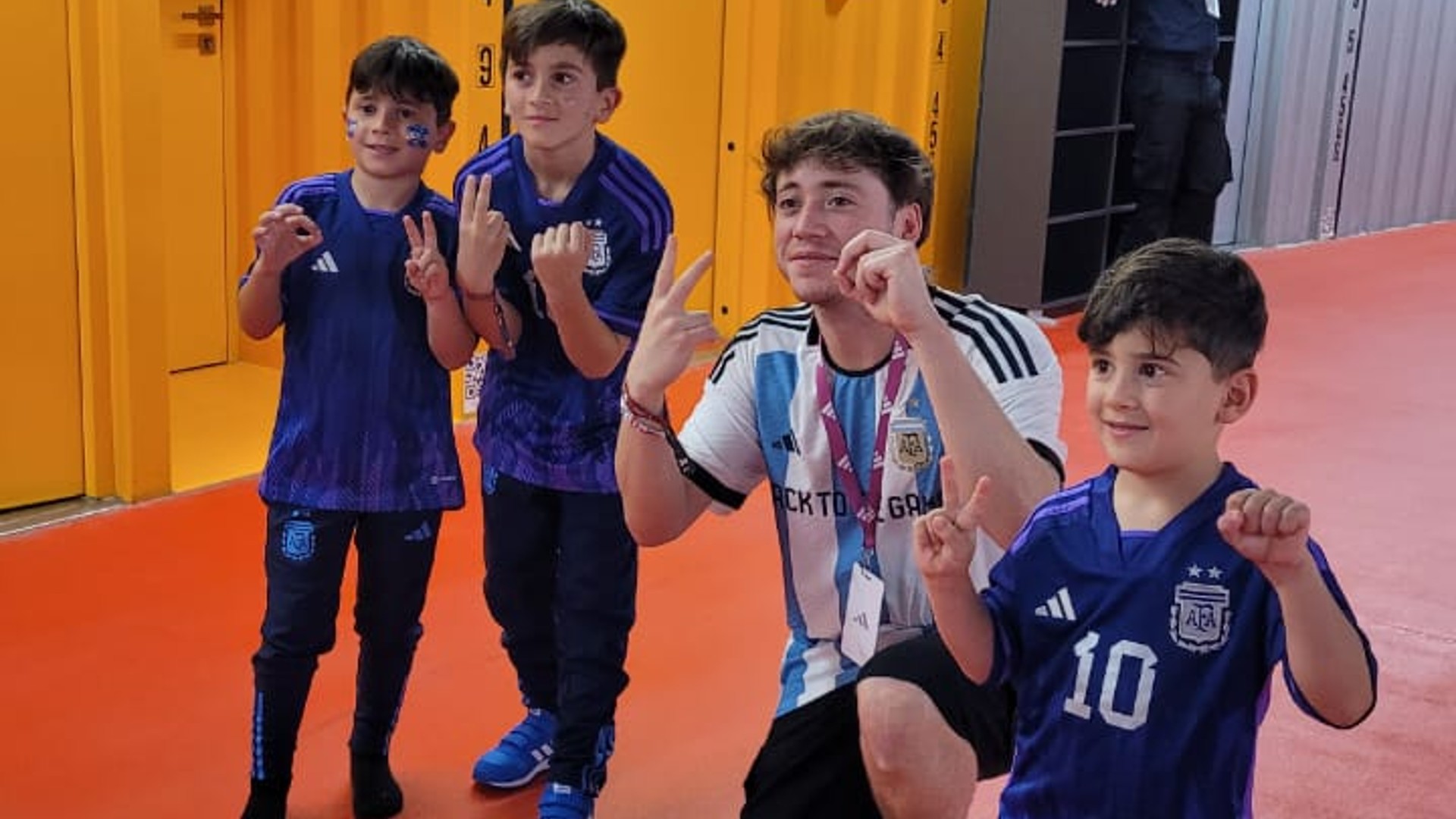 El insólito pedido de Paulo Londra a los hijos de Messi para sacarse una foto juntos en el Mundial Qatar 2022