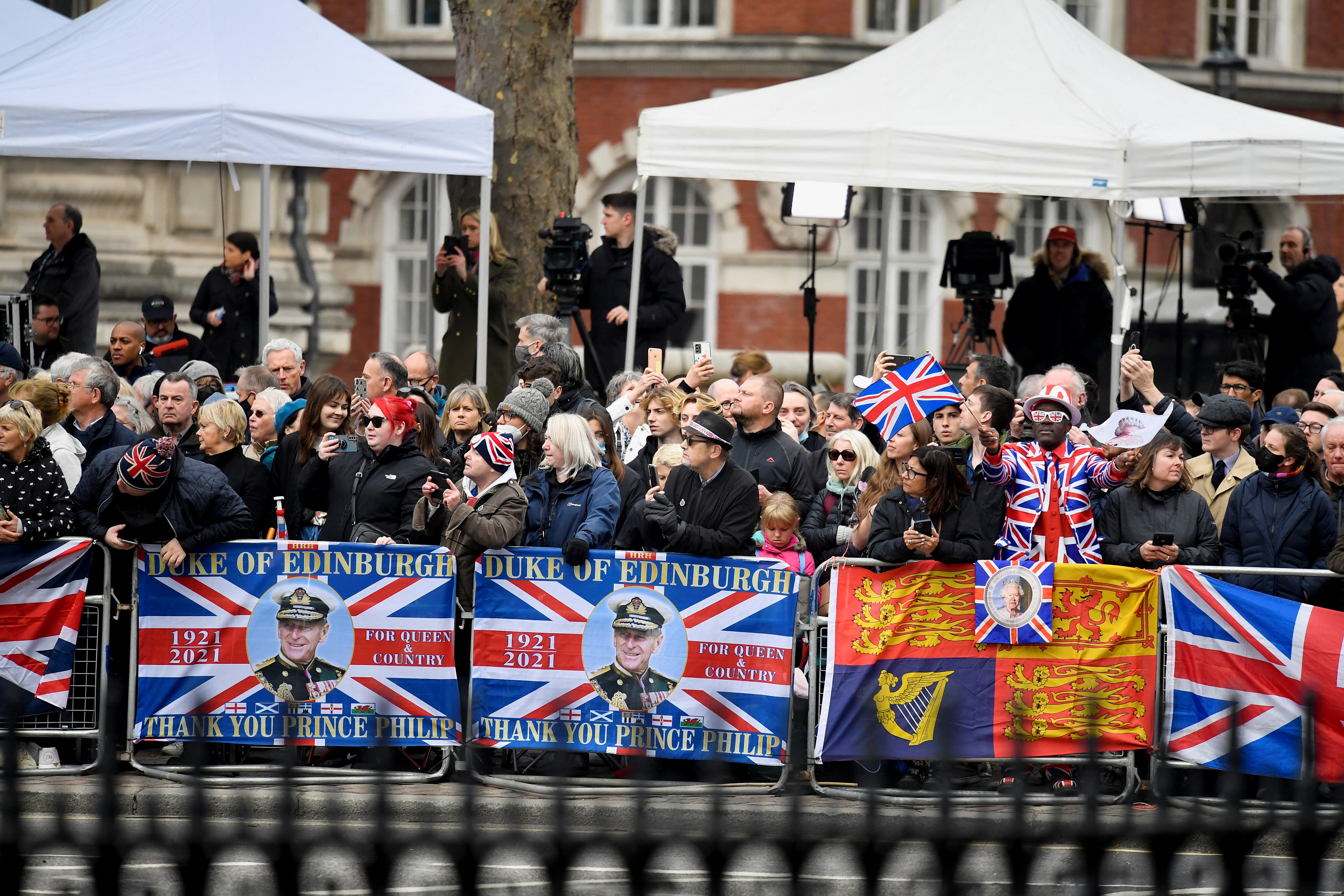 La gente se reúne fuera de la Abadía de Westminster el día de un servicio de acción de gracias por el difunto Príncipe Felipe, Duque de Edimburgo, en Londres, Gran Bretaña, el 29 de marzo de 2022. REUTERS/Toby Melville