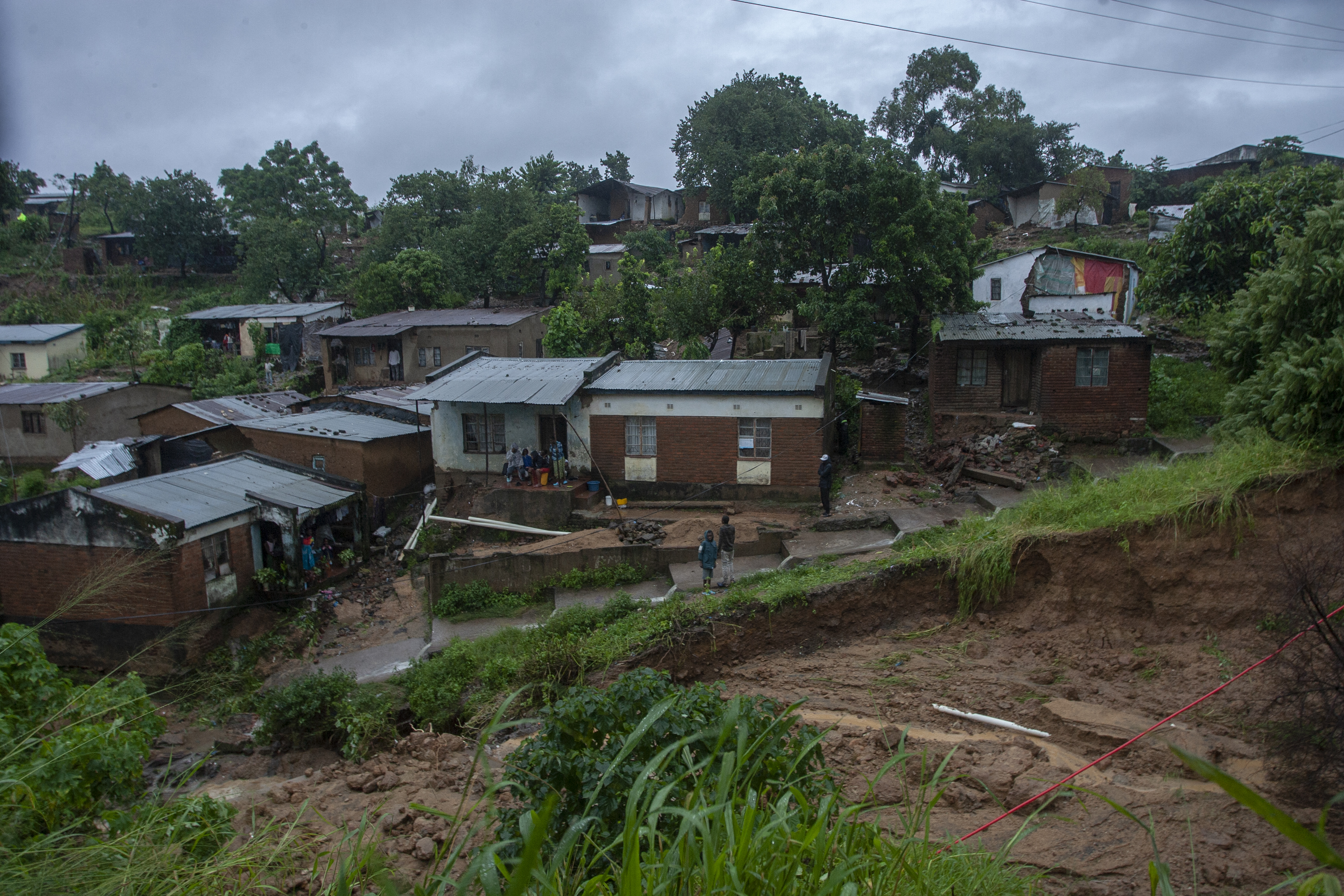 Una vista general de un terraplén derrumbado causado por las inundaciones debido a las fuertes lluvias. (Foto de Amos Gumulira / AFP) 